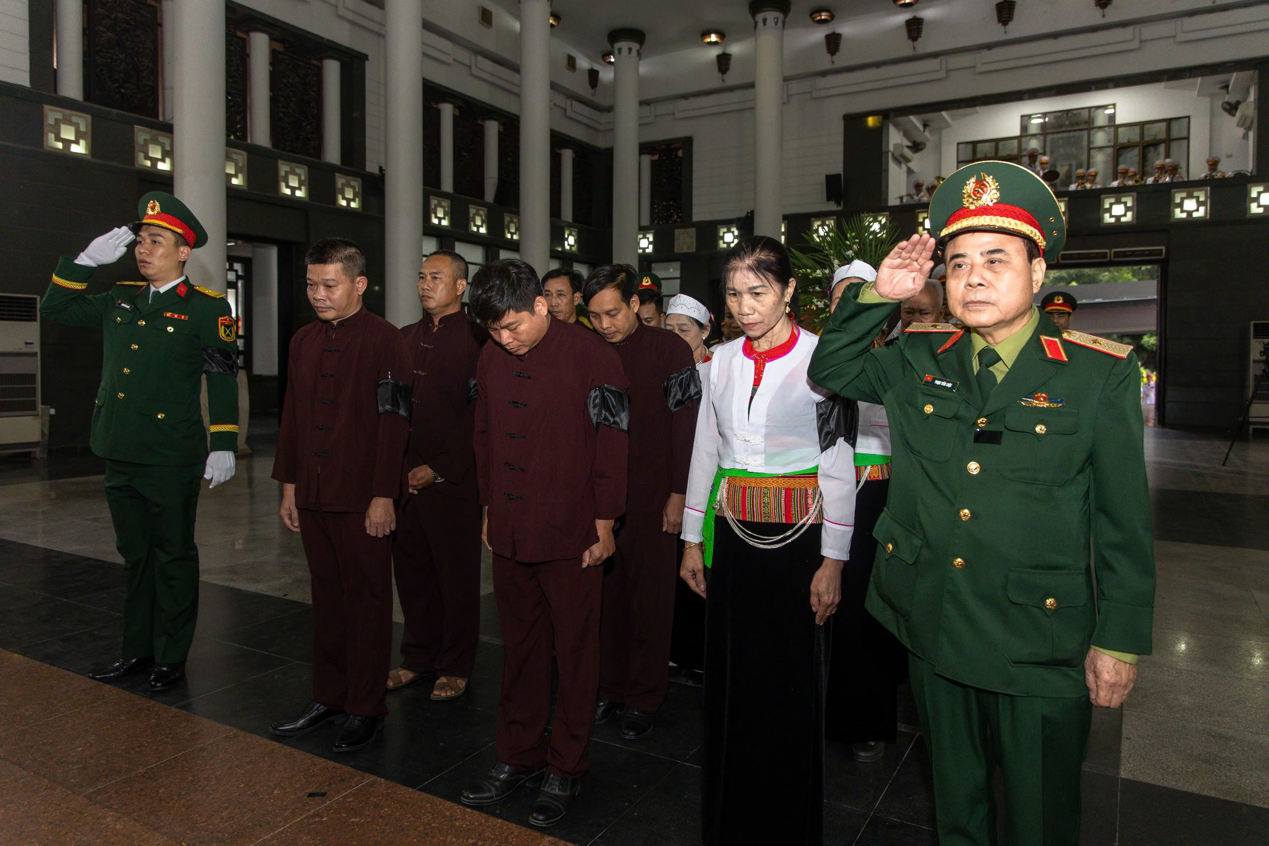 Tình đồng đội, nghĩa đồng bào trong lễ tang trung tướng - anh hùng Khuất Duy Tiến- Ảnh 10. Tình đồng đội, nghĩa đồng bào trong lễ tang trung tướng - anh hùng Khuất Duy Tiến- Ảnh 10.