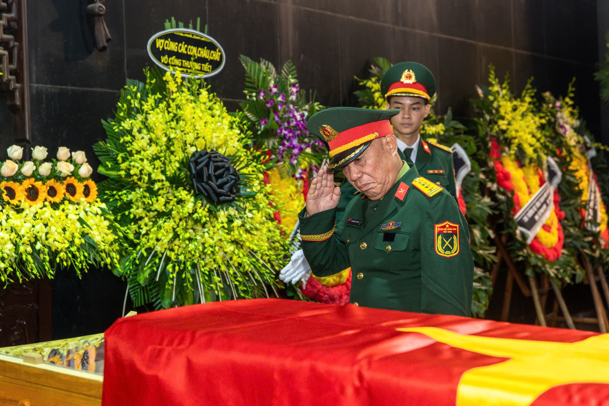 Tình đồng đội, nghĩa đồng bào trong lễ tang trung tướng - anh hùng Khuất Duy Tiến- Ảnh 12. Tình đồng đội, nghĩa đồng bào trong lễ tang trung tướng - anh hùng Khuất Duy Tiến- Ảnh 12.
