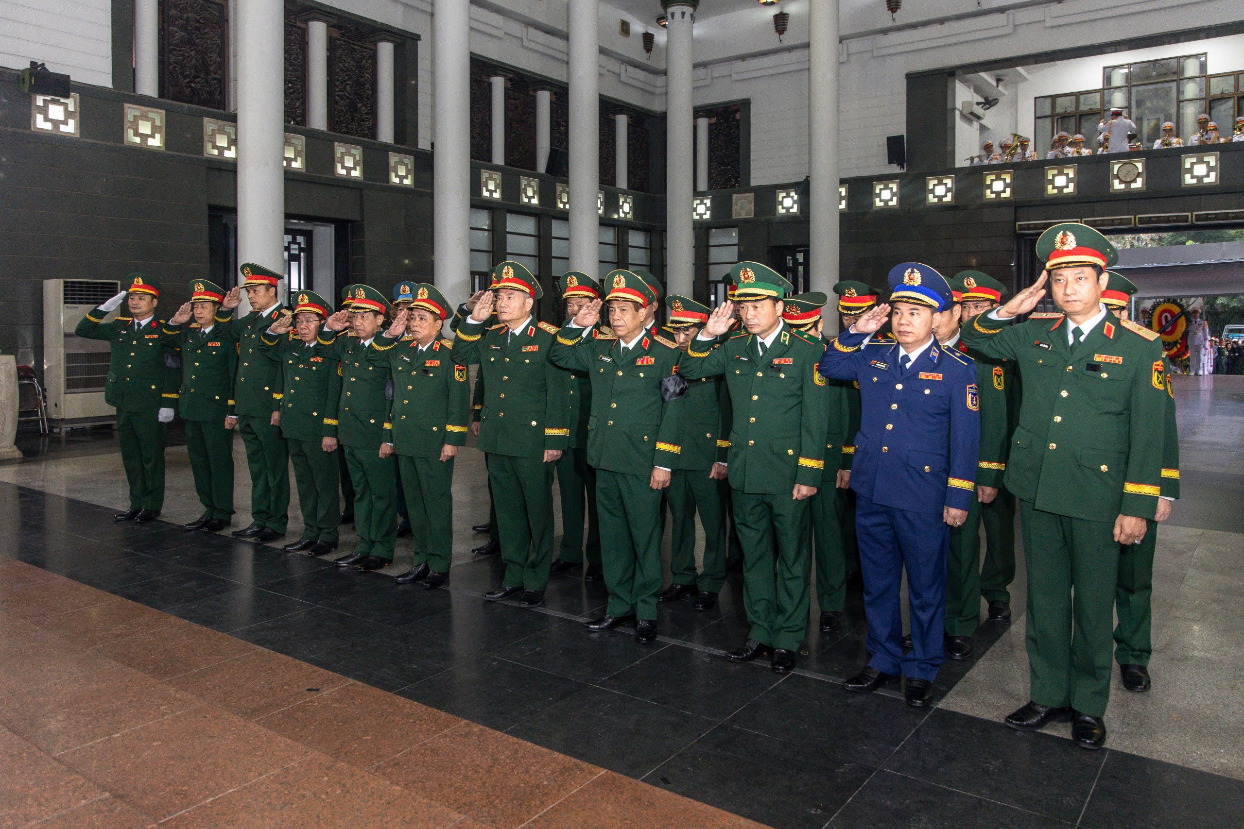 Tình đồng đội, nghĩa đồng bào trong lễ tang trung tướng - anh hùng Khuất Duy Tiến- Ảnh 13. Tình đồng đội, nghĩa đồng bào trong lễ tang trung tướng - anh hùng Khuất Duy Tiến- Ảnh 13.