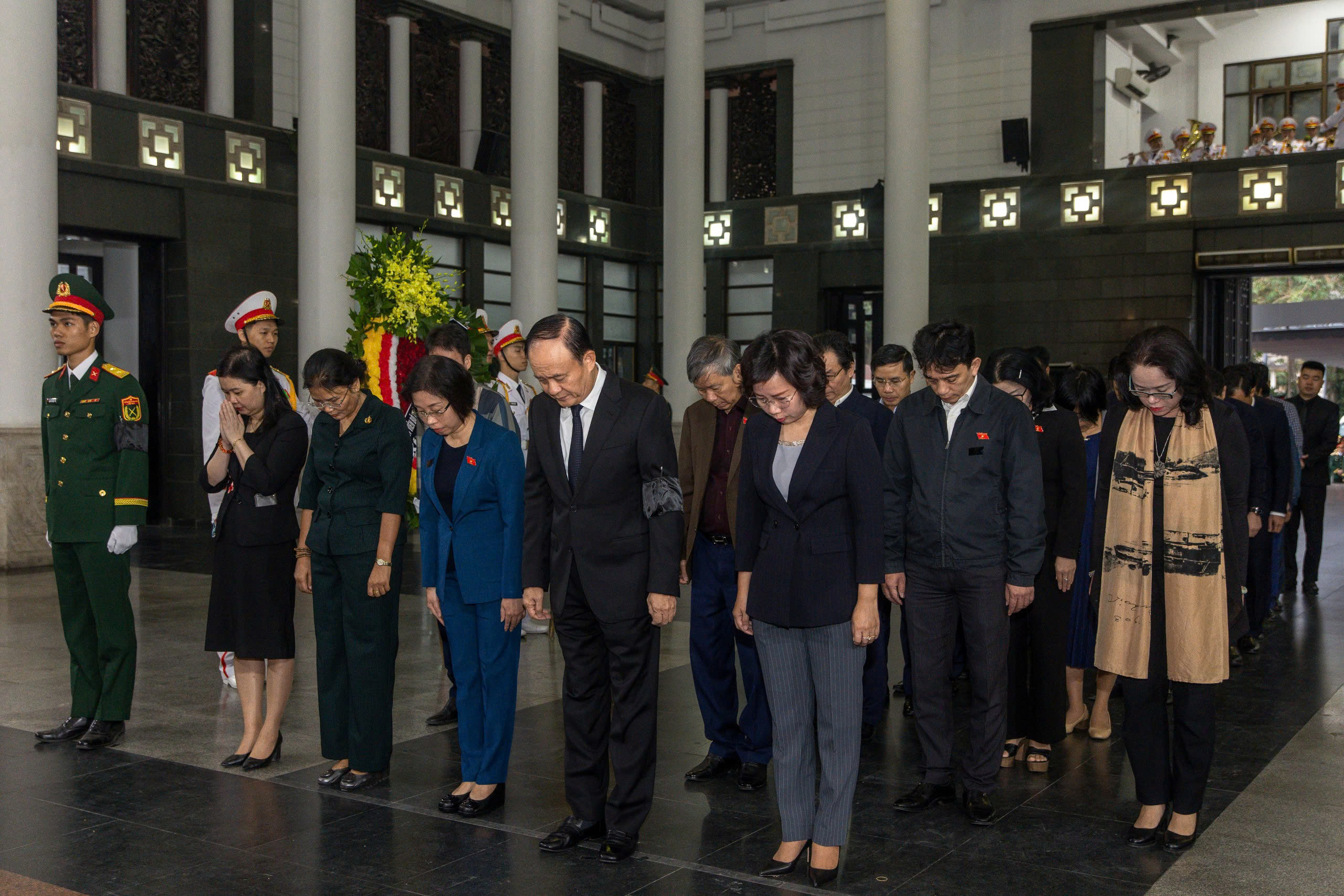 Tình đồng đội, nghĩa đồng bào trong lễ tang trung tướng - anh hùng Khuất Duy Tiến- Ảnh 16. Tình đồng đội, nghĩa đồng bào trong lễ tang trung tướng - anh hùng Khuất Duy Tiến- Ảnh 16.