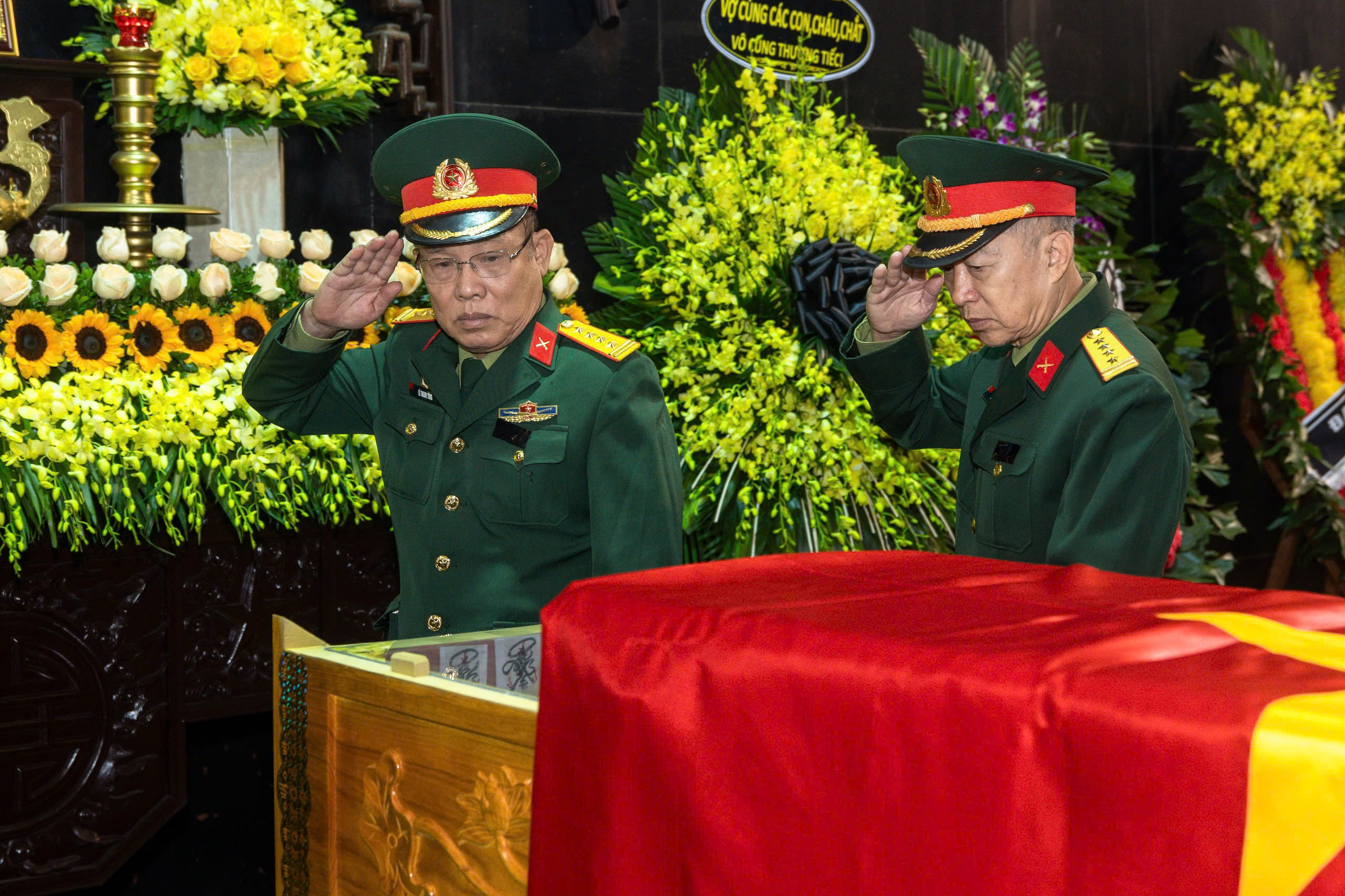 Tình đồng đội, nghĩa đồng bào trong lễ tang trung tướng - anh hùng Khuất Duy Tiến- Ảnh 17. Tình đồng đội, nghĩa đồng bào trong lễ tang trung tướng - anh hùng Khuất Duy Tiến- Ảnh 17.