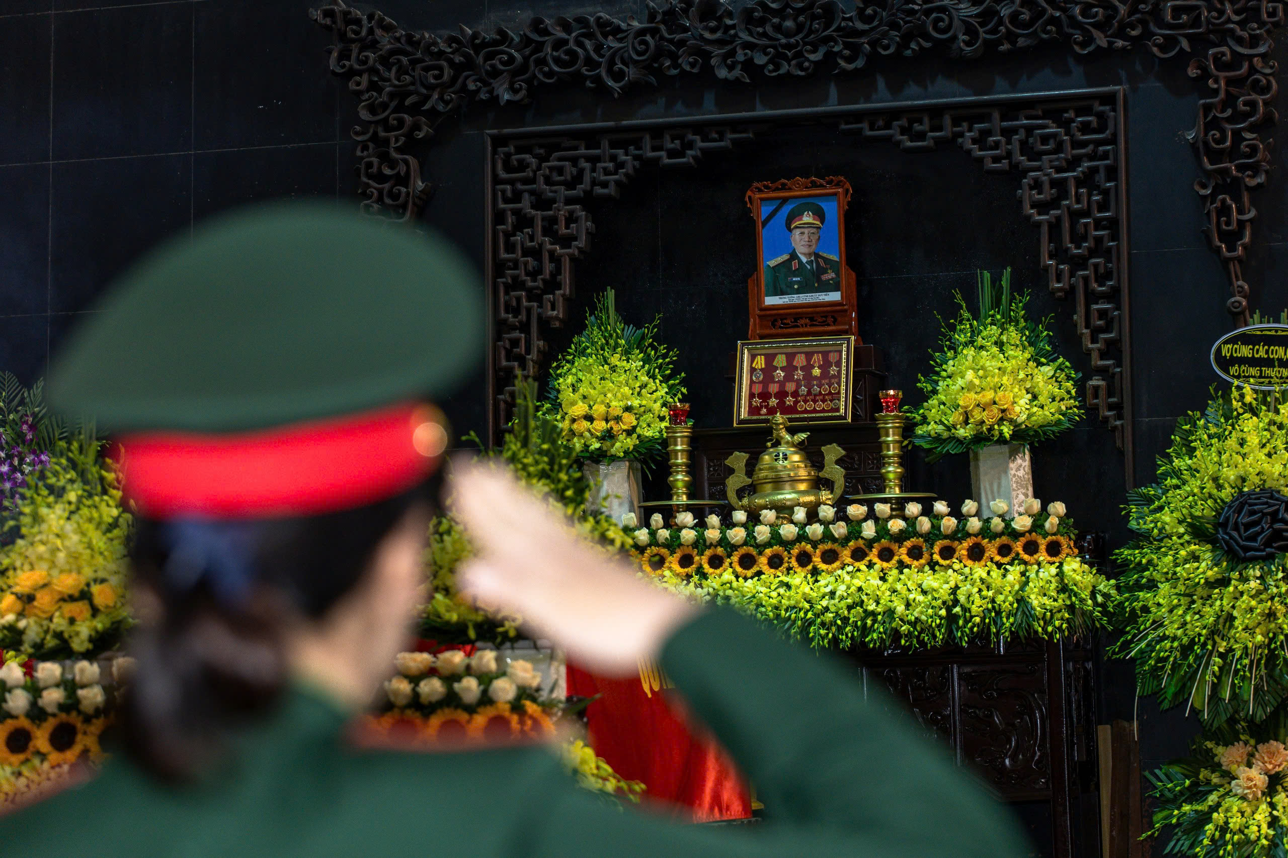 Tình đồng đội, nghĩa đồng bào trong lễ tang trung tướng - anh hùng Khuất Duy Tiến- Ảnh 18. Tình đồng đội, nghĩa đồng bào trong lễ tang trung tướng - anh hùng Khuất Duy Tiến- Ảnh 18.