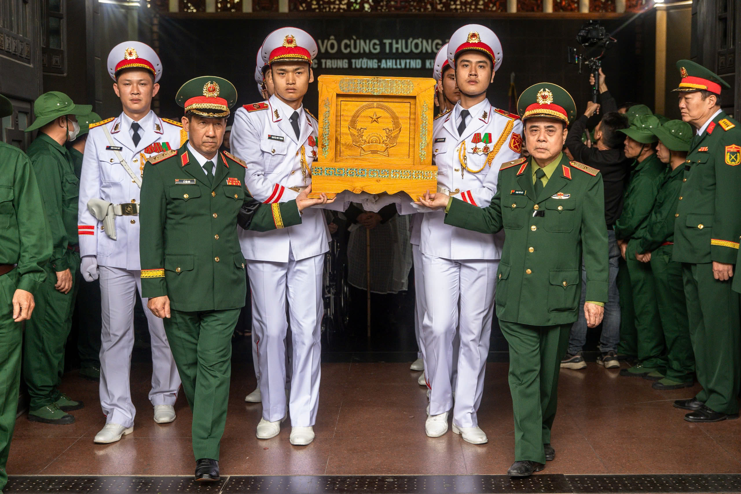 Tình đồng đội, nghĩa đồng bào trong lễ tang trung tướng - anh hùng Khuất Duy Tiến- Ảnh 24. Tình đồng đội, nghĩa đồng bào trong lễ tang trung tướng - anh hùng Khuất Duy Tiến- Ảnh 24.