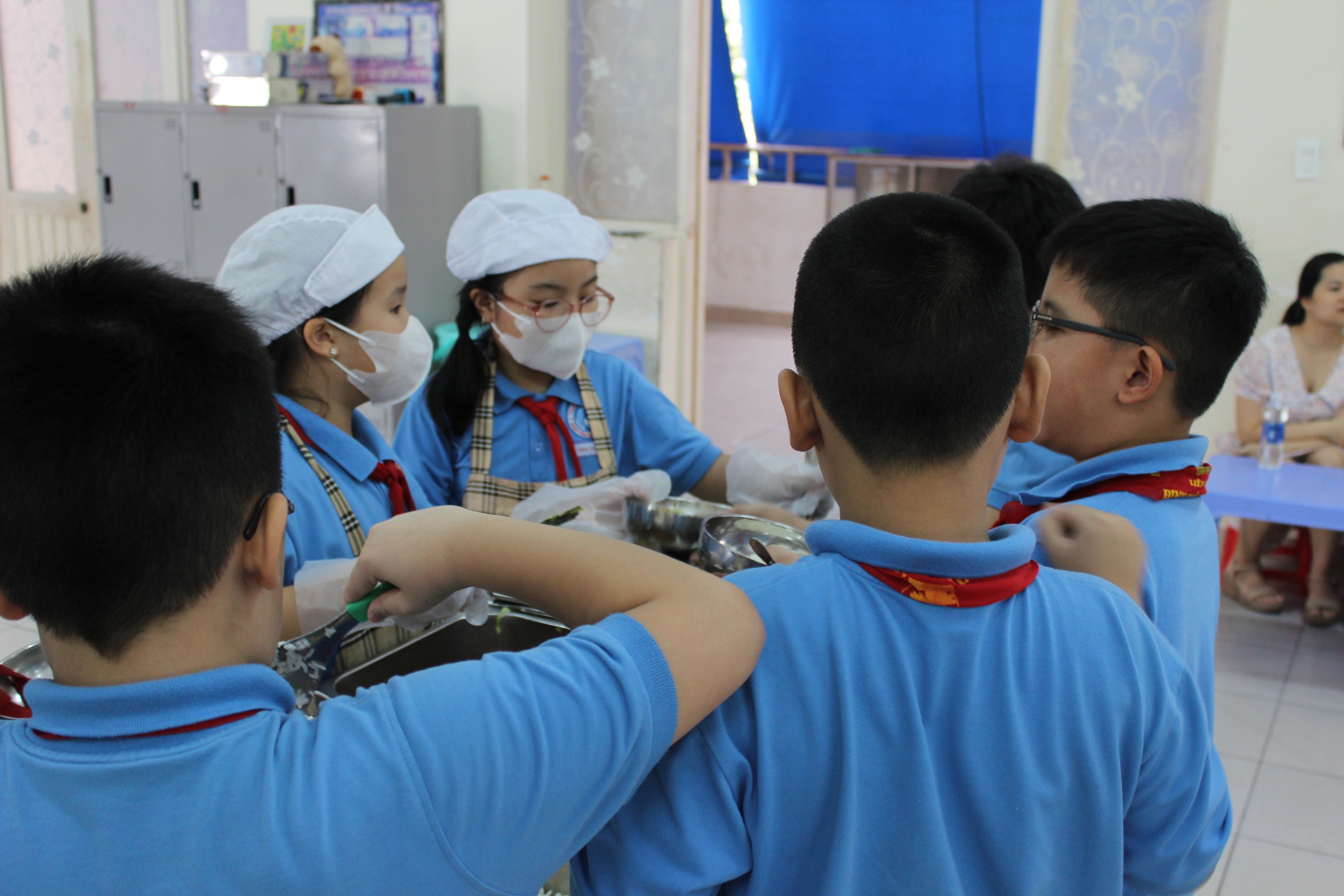 Học sinh nhập vai cô bảo mẫu để biết yêu lao động- Ảnh 2. Học sinh nhập vai cô bảo mẫu để biết yêu lao động- Ảnh 2.