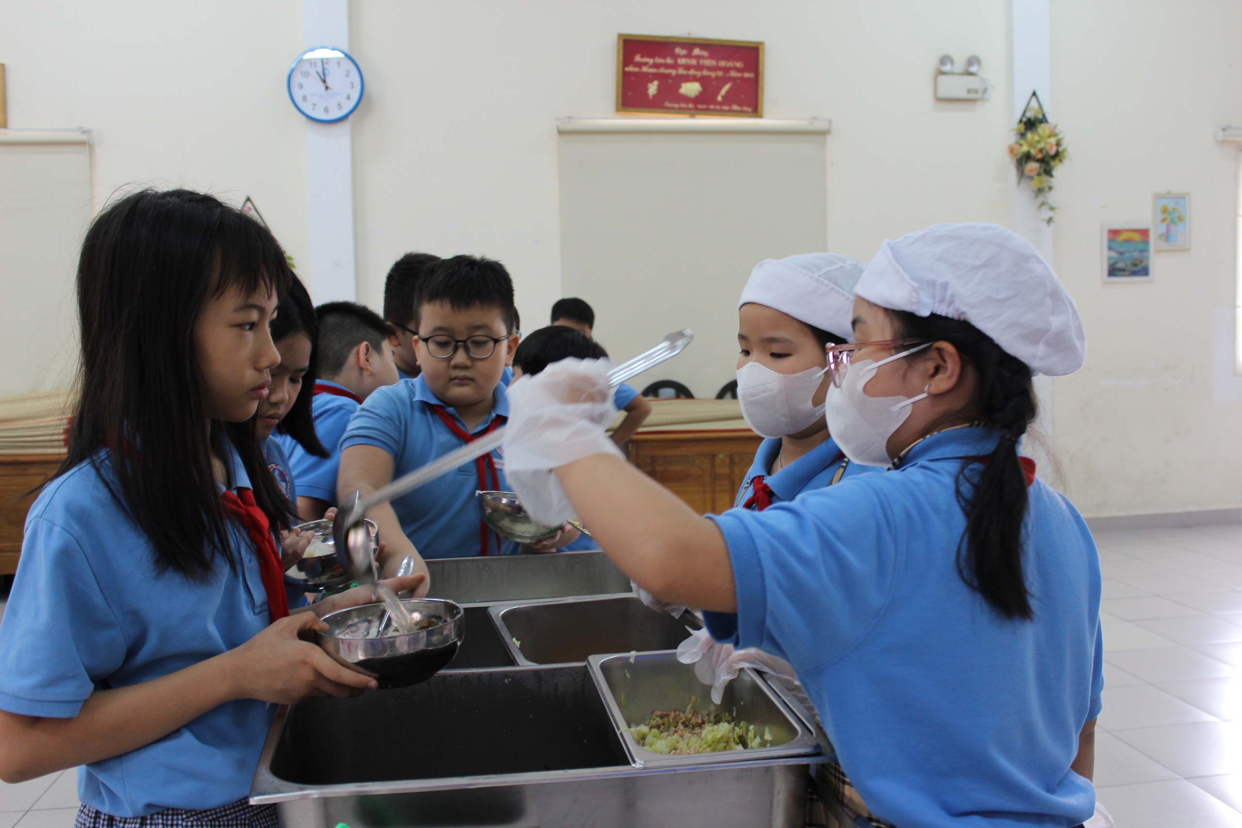 Học sinh nhập vai cô bảo mẫu để biết yêu lao động- Ảnh 4. Học sinh nhập vai cô bảo mẫu để biết yêu lao động- Ảnh 4.