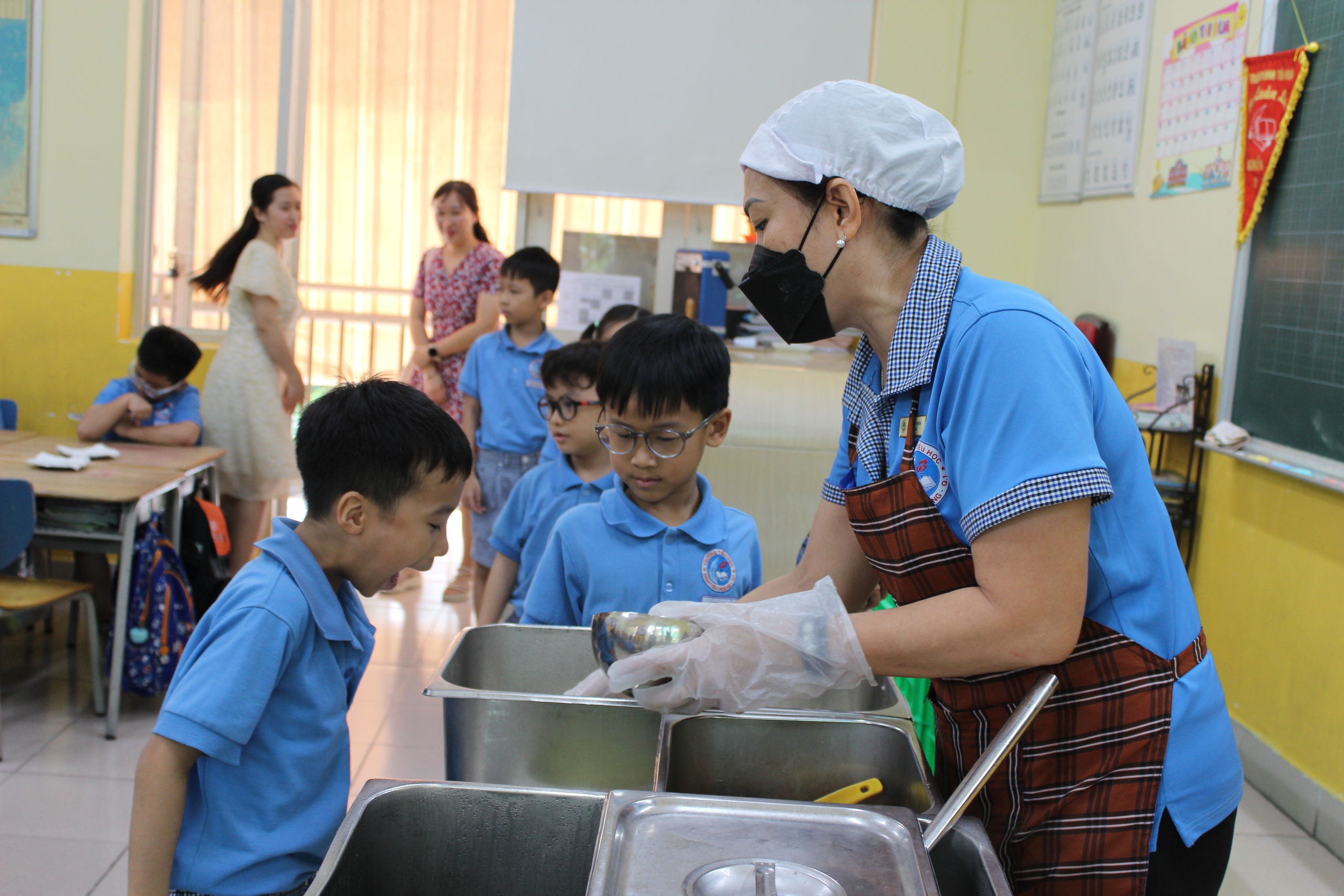 Học sinh nhập vai cô bảo mẫu để biết yêu lao động- Ảnh 6. Học sinh nhập vai cô bảo mẫu để biết yêu lao động- Ảnh 6.