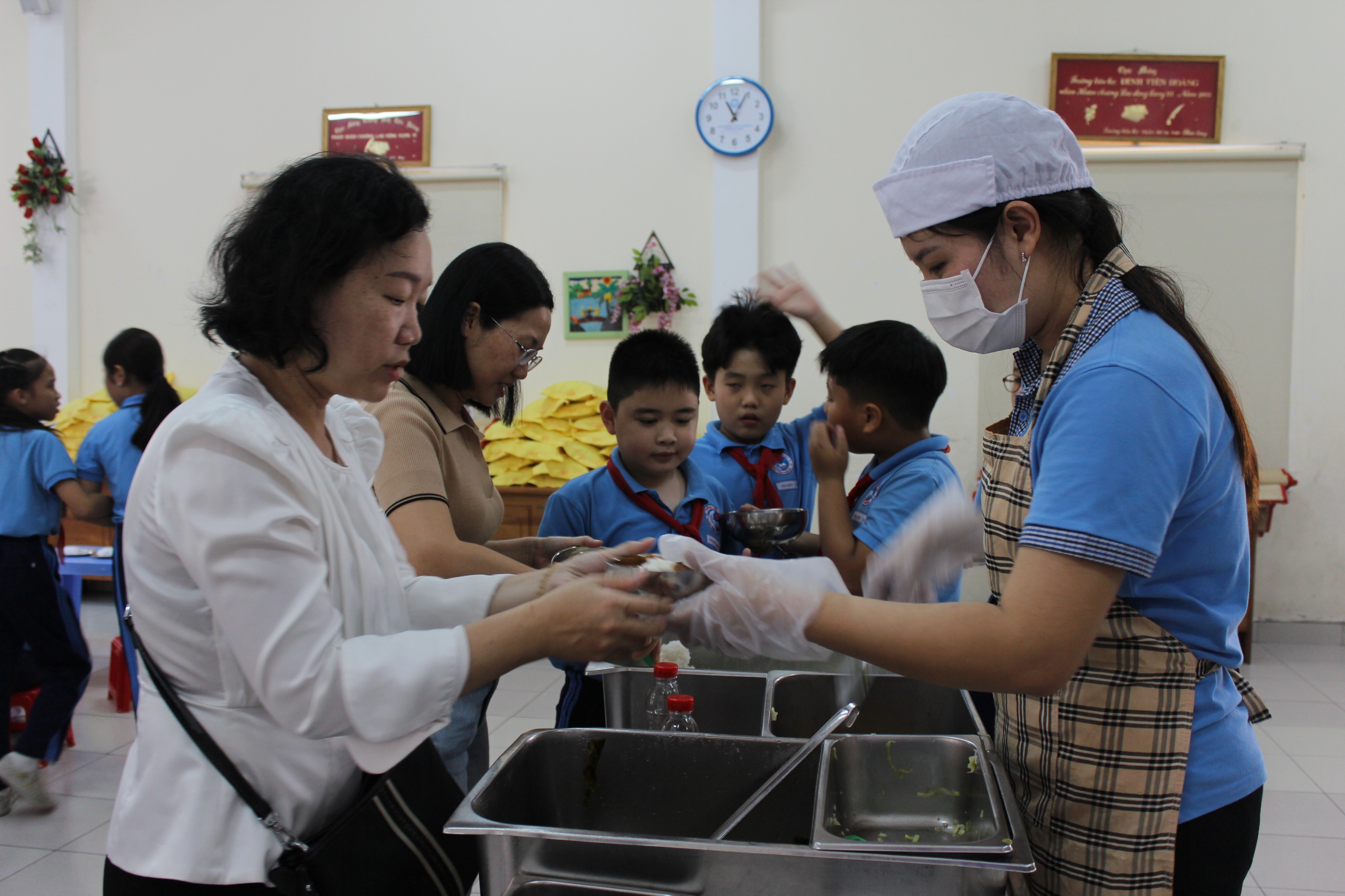 Học sinh nhập vai cô bảo mẫu để biết yêu lao động- Ảnh 7. Học sinh nhập vai cô bảo mẫu để biết yêu lao động- Ảnh 7.