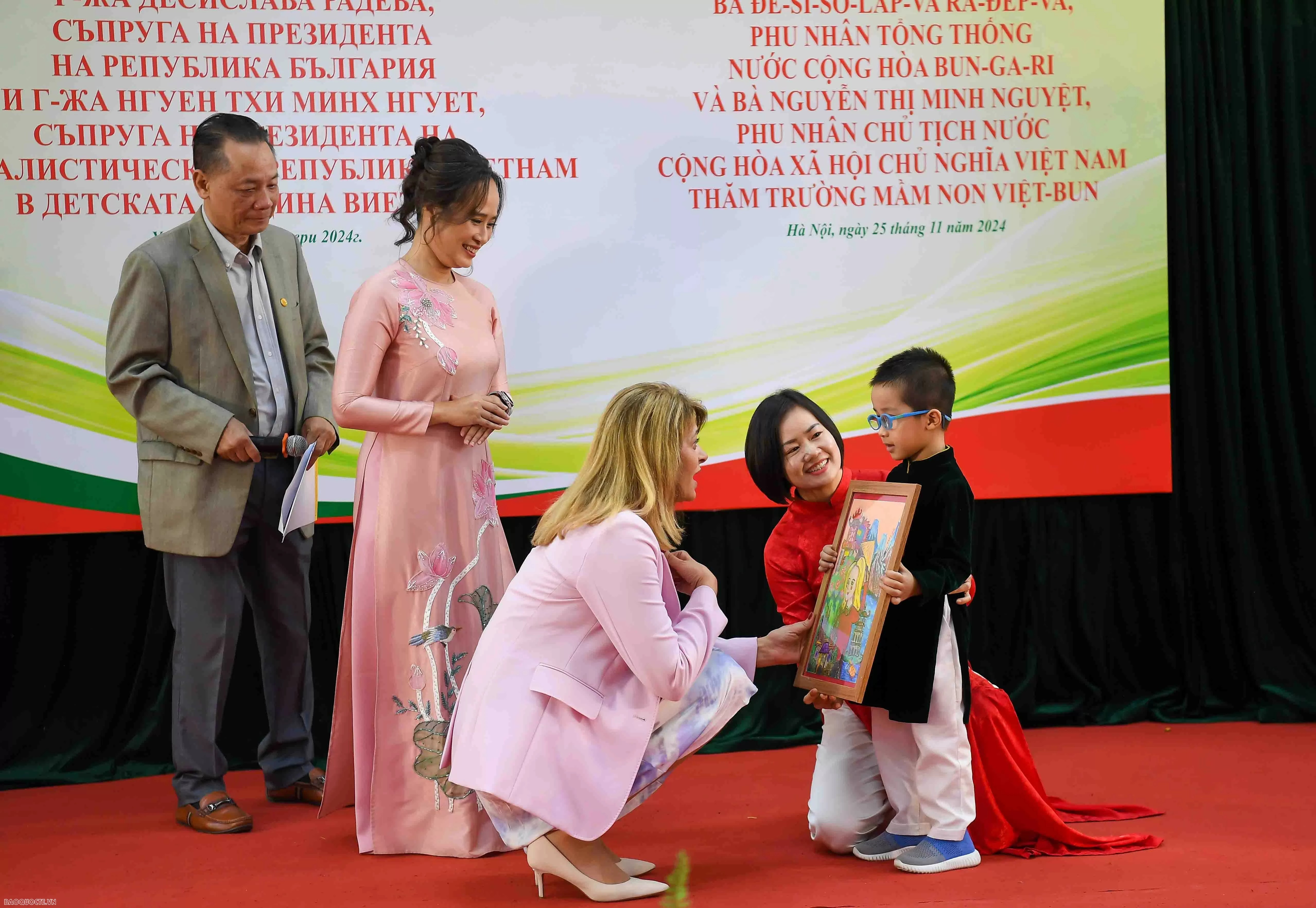 Bé Hiếu Minh, lớp Mẫu giáo lớn, tặng hai Phu nhân những bức tranh do em tự vẽ. (Ảnh: Báo Thế giới và Việt Nam)