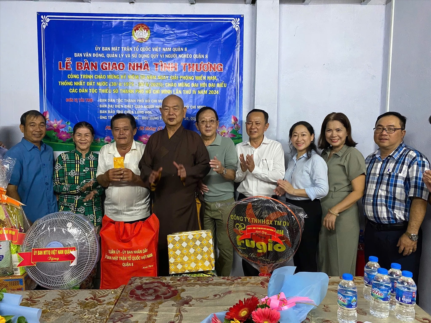 Đại diện Lãnh đạo Ban Dân tộc TP. Hồ Chí Minh; Ủy ban MTTQ Việt Nam - Ban vận động, quản lý và sử dụng Quỹ Vì người nghèo Quận 8; lãnh đạo địa phương, Ban Đại diện Phật giáo Người Hoa, Ban Bảo trợ Chùa Long Hoa và các nhà tài trợ tặng quà và chụp ảnh lưu niệm với gia đình ông Lữ Triều Hưng. Đại diện Lãnh đạo Ban Dân tộc TP. Hồ Chí Minh; Ủy ban MTTQ Việt Nam - Ban vận động, quản lý và sử dụng Quỹ Vì người nghèo Quận 8; lãnh đạo địa phương, Ban Đại diện Phật giáo Người Hoa, Ban Bảo trợ Chùa Long Hoa và các nhà tài trợ tặng quà và chụp ảnh lưu niệm với gia đình ông Lữ Triều Hưng.