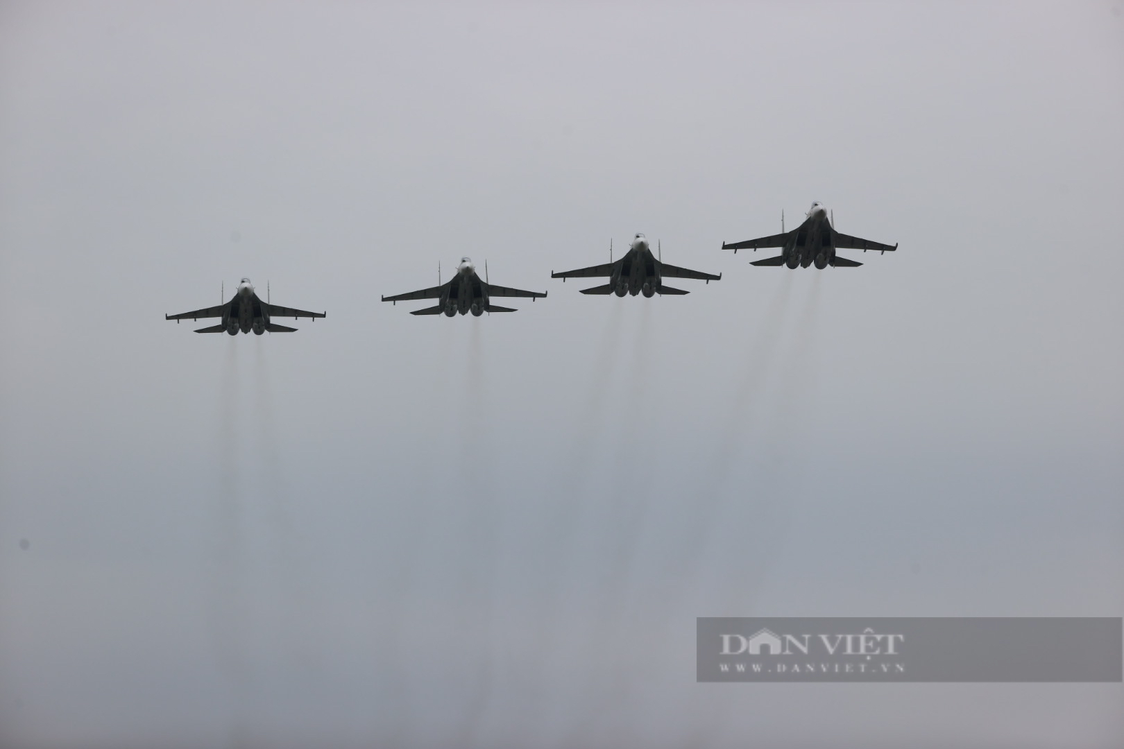 Hình ảnh biên đội tiêm kích Su-30MK2, trực thăng Mi tập luyện trên bầu trời Hà Nội- Ảnh 3. Hình ảnh biên đội tiêm kích Su-30MK2, trực thăng Mi tập luyện trên bầu trời Hà Nội- Ảnh 3.