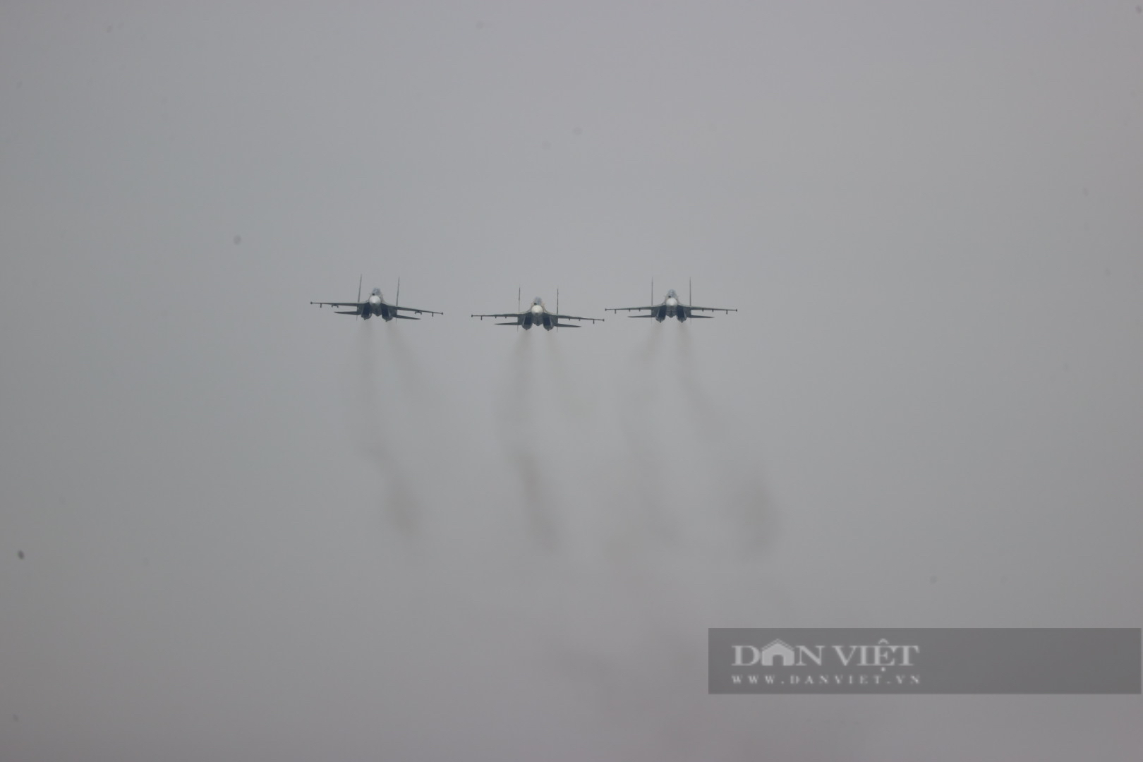 Hình ảnh biên đội tiêm kích Su-30MK2, trực thăng Mi tập luyện trên bầu trời Hà Nội- Ảnh 2. Hình ảnh biên đội tiêm kích Su-30MK2, trực thăng Mi tập luyện trên bầu trời Hà Nội- Ảnh 2.