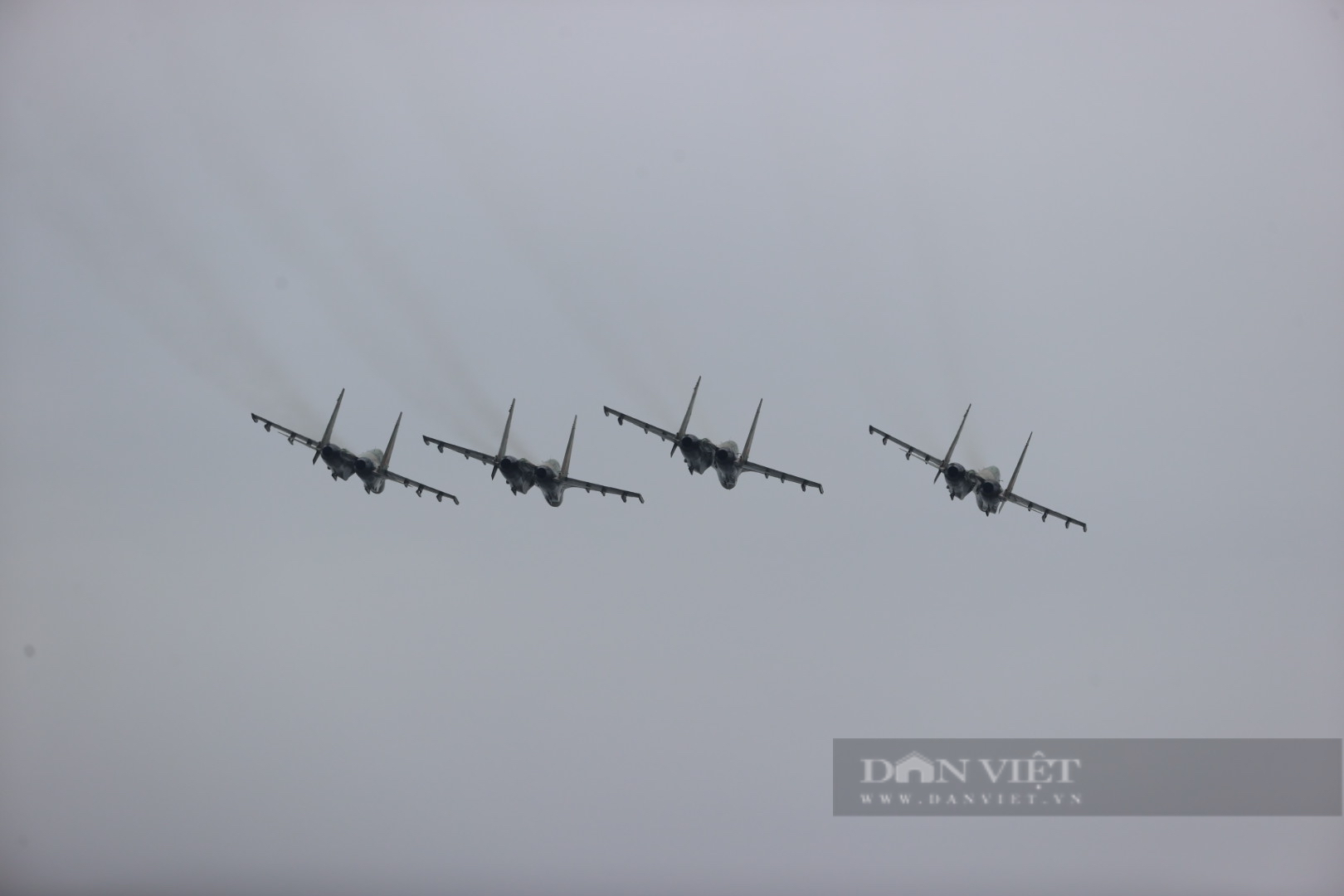 Hình ảnh biên đội tiêm kích Su-30MK2, trực thăng Mi tập luyện trên bầu trời Hà Nội- Ảnh 4. Hình ảnh biên đội tiêm kích Su-30MK2, trực thăng Mi tập luyện trên bầu trời Hà Nội- Ảnh 4.