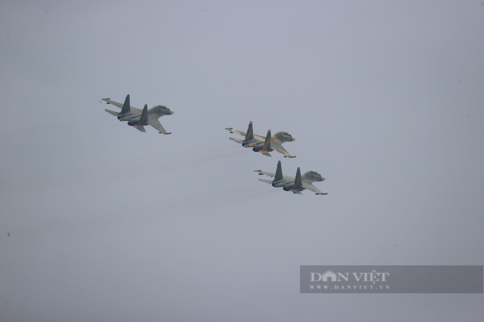Hình ảnh biên đội tiêm kích Su-30MK2, trực thăng Mi tập luyện trên bầu trời Hà Nội- Ảnh 5. Hình ảnh biên đội tiêm kích Su-30MK2, trực thăng Mi tập luyện trên bầu trời Hà Nội- Ảnh 5.