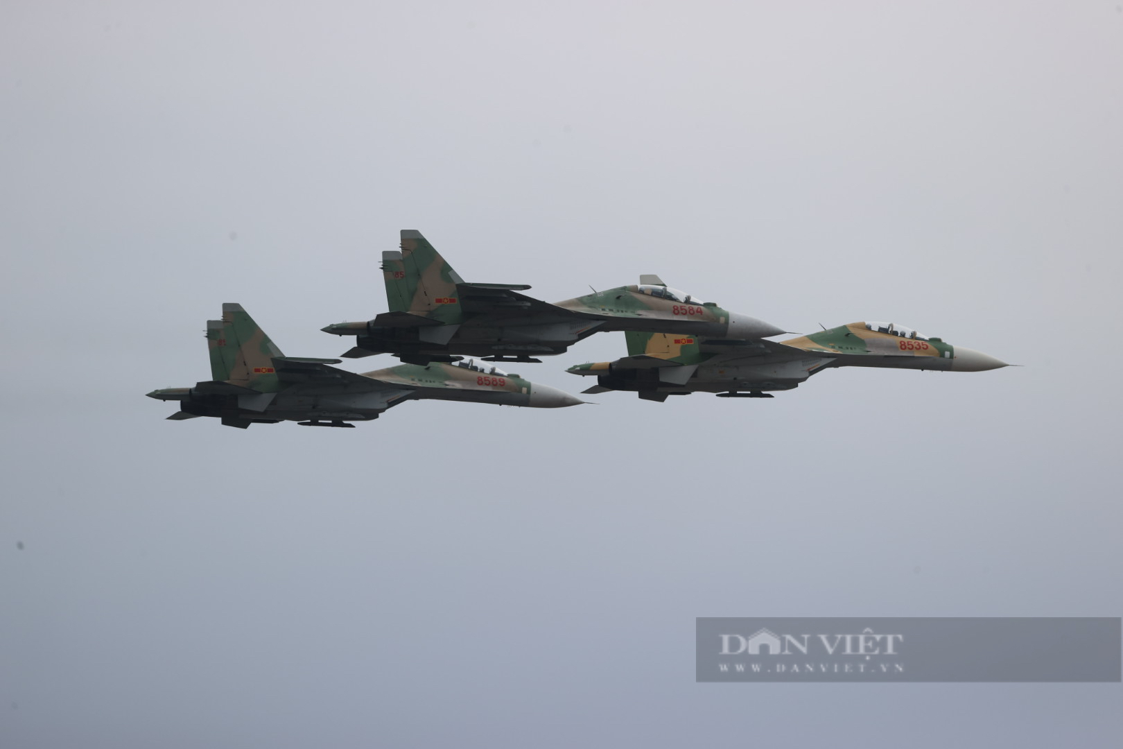 Hình ảnh biên đội tiêm kích Su-30MK2, trực thăng Mi tập luyện trên bầu trời Hà Nội- Ảnh 11. Hình ảnh biên đội tiêm kích Su-30MK2, trực thăng Mi tập luyện trên bầu trời Hà Nội- Ảnh 11.