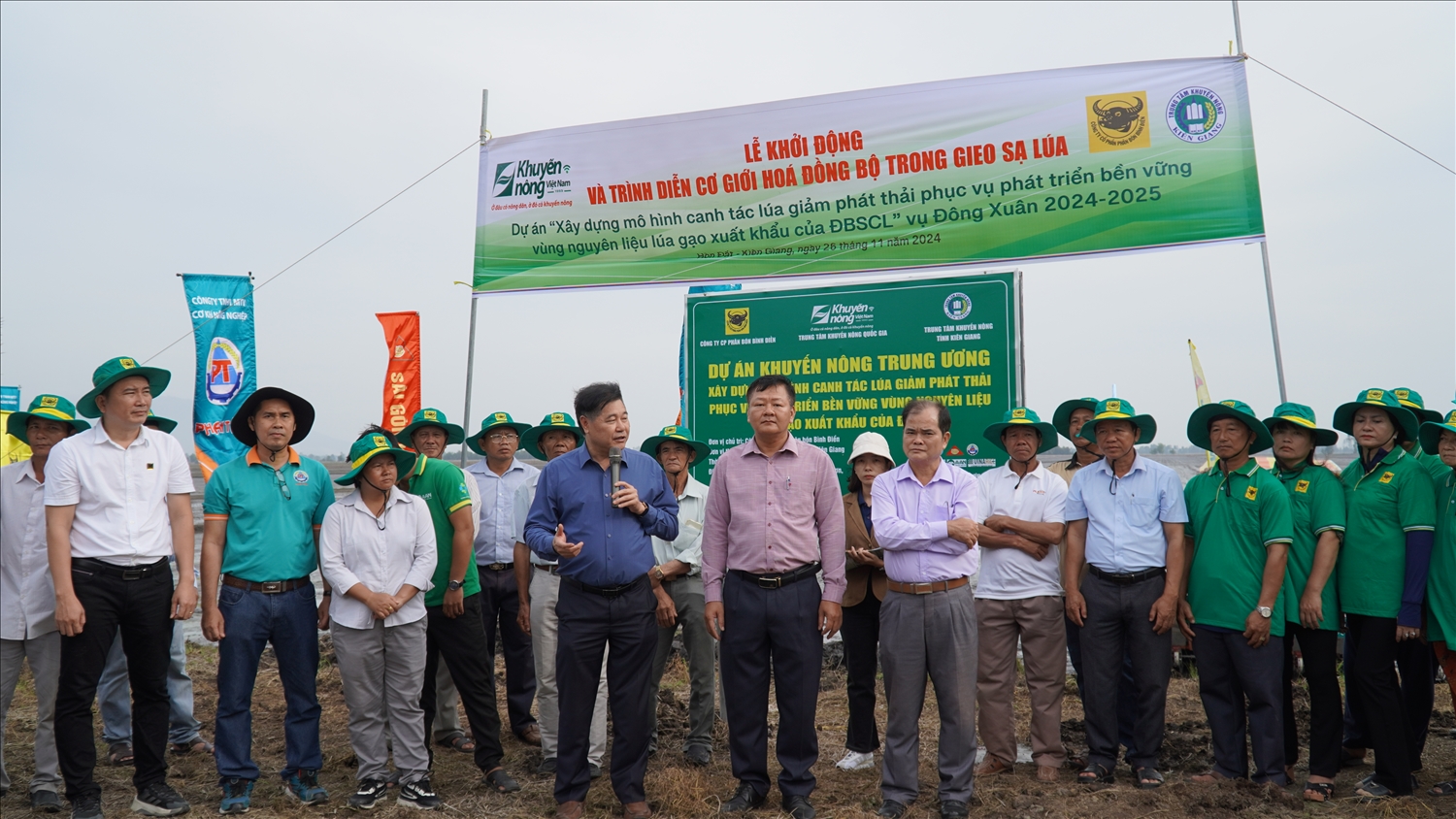 Các đại biểu dự lễ khởi động và trình diễn cơ giới hóa đồng bộ trong gieo sạ lúa Các đại biểu dự lễ khởi động và trình diễn cơ giới hóa đồng bộ trong gieo sạ lúa