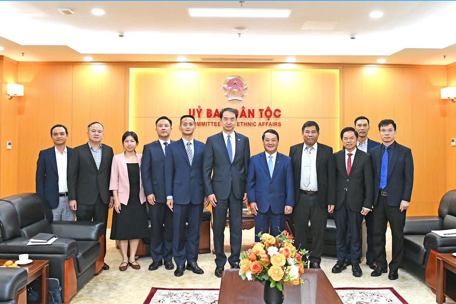 Bộ trưởng, Chủ nhiệm Ủy ban Dân tộc Hầu A Lềnh; ông Hà Vĩ, Đại sứ Trung Quốc tại Việt Nam và các đại biểu chụp ảnh lưu niệm Bộ trưởng, Chủ nhiệm Ủy ban Dân tộc Hầu A Lềnh; ông Hà Vĩ, Đại sứ Trung Quốc tại Việt Nam và các đại biểu chụp ảnh lưu niệm