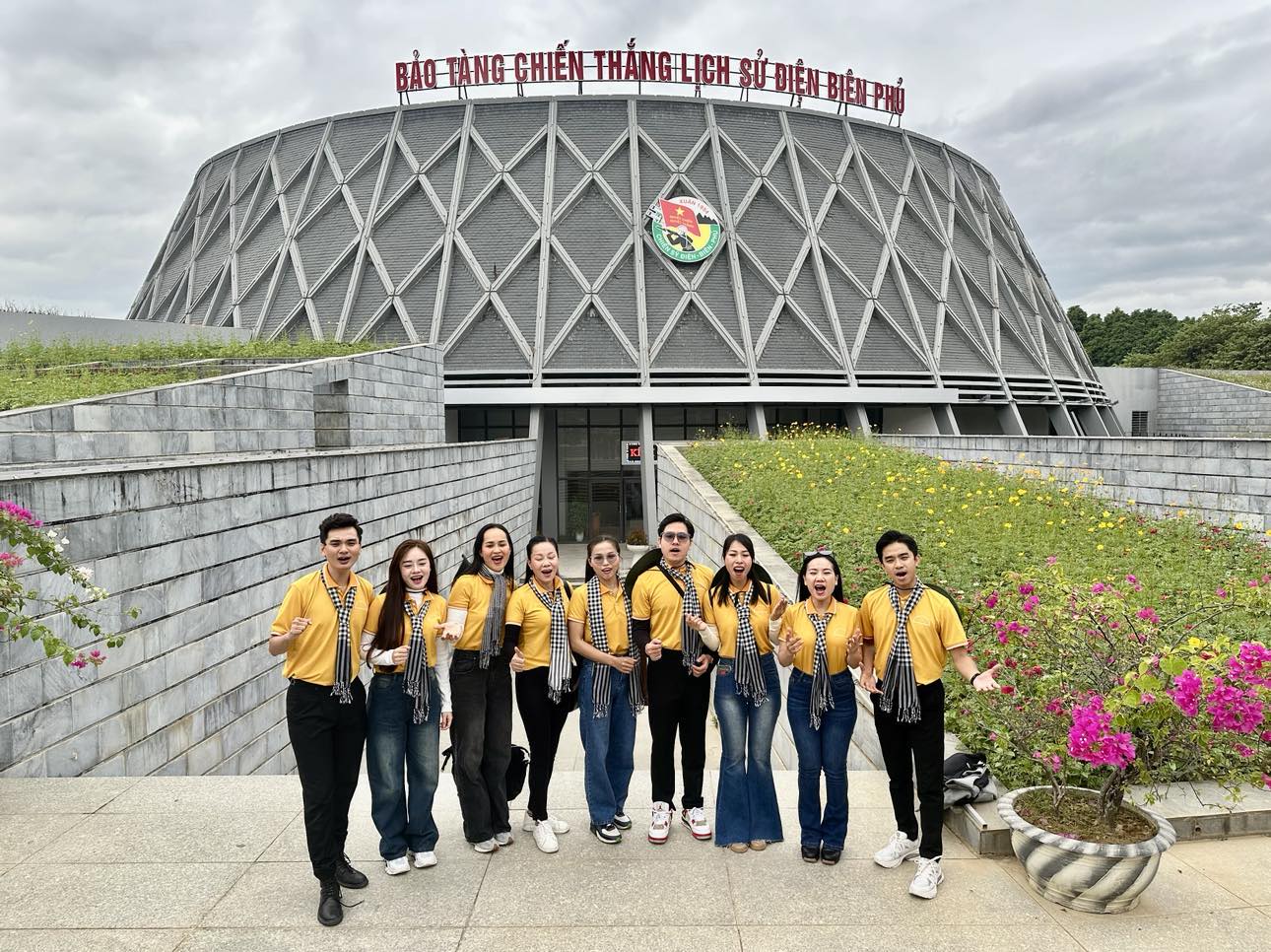 Hơn 100 văn nghệ sĩ dâng trào cảm xúc khi tham quan Sở chỉ huy chiến dịch Điện Biên Phủ- Ảnh 6. Hơn 100 văn nghệ sĩ dâng trào cảm xúc khi tham quan Sở chỉ huy chiến dịch Điện Biên Phủ- Ảnh 6.
