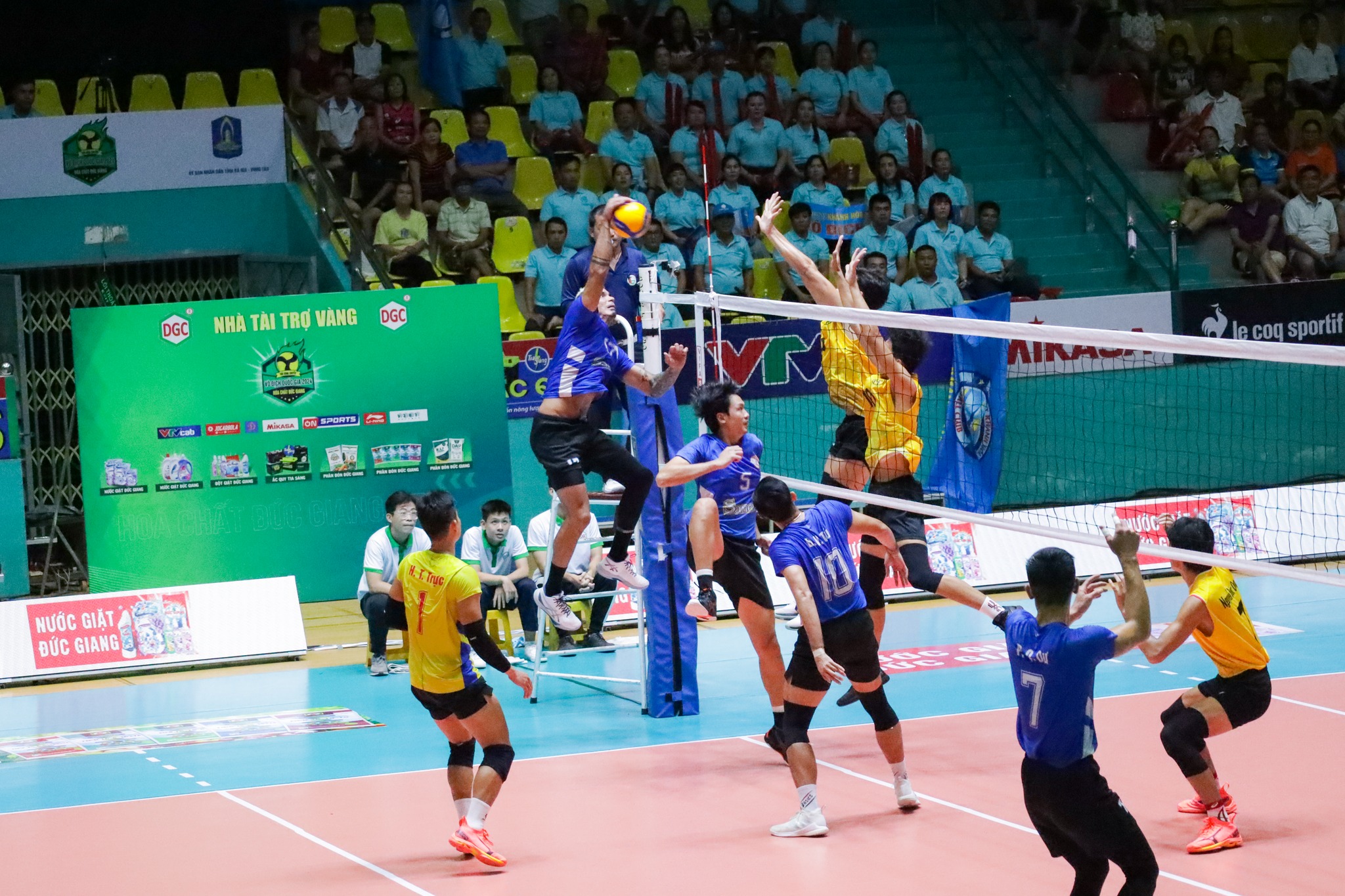 Lịch thi đấu bán kết giải bóng chuyền vô địch quốc gia mới nhất: Nảy lửa- Ảnh 1. Lịch thi đấu bán kết giải bóng chuyền vô địch quốc gia mới nhất: Nảy lửa- Ảnh 1.