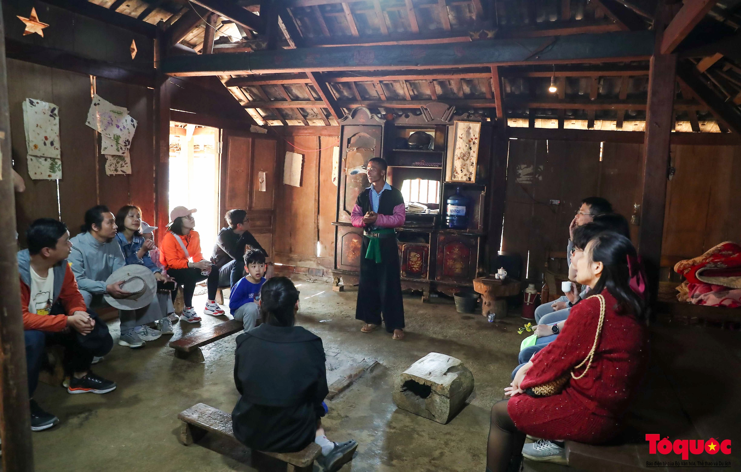 Tranh giấy độc đáo của người H'Mông ở Sơn La hút du khách - Ảnh 3. Tranh giấy độc đáo của người H'Mông ở Sơn La hút du khách - Ảnh 3.