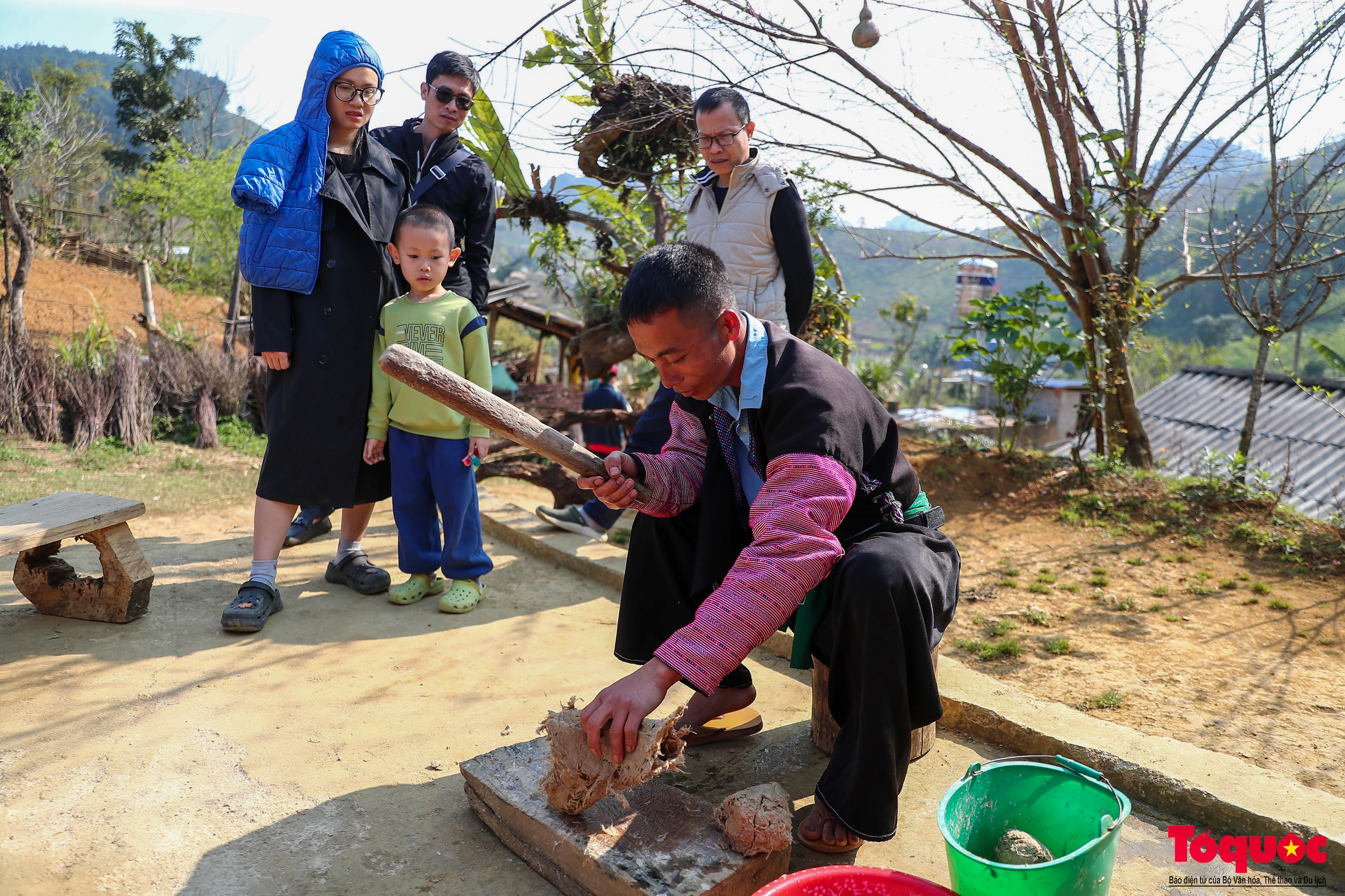 Tranh giấy độc đáo của người H'Mông ở Sơn La hút du khách - Ảnh 5. Tranh giấy độc đáo của người H'Mông ở Sơn La hút du khách - Ảnh 5.