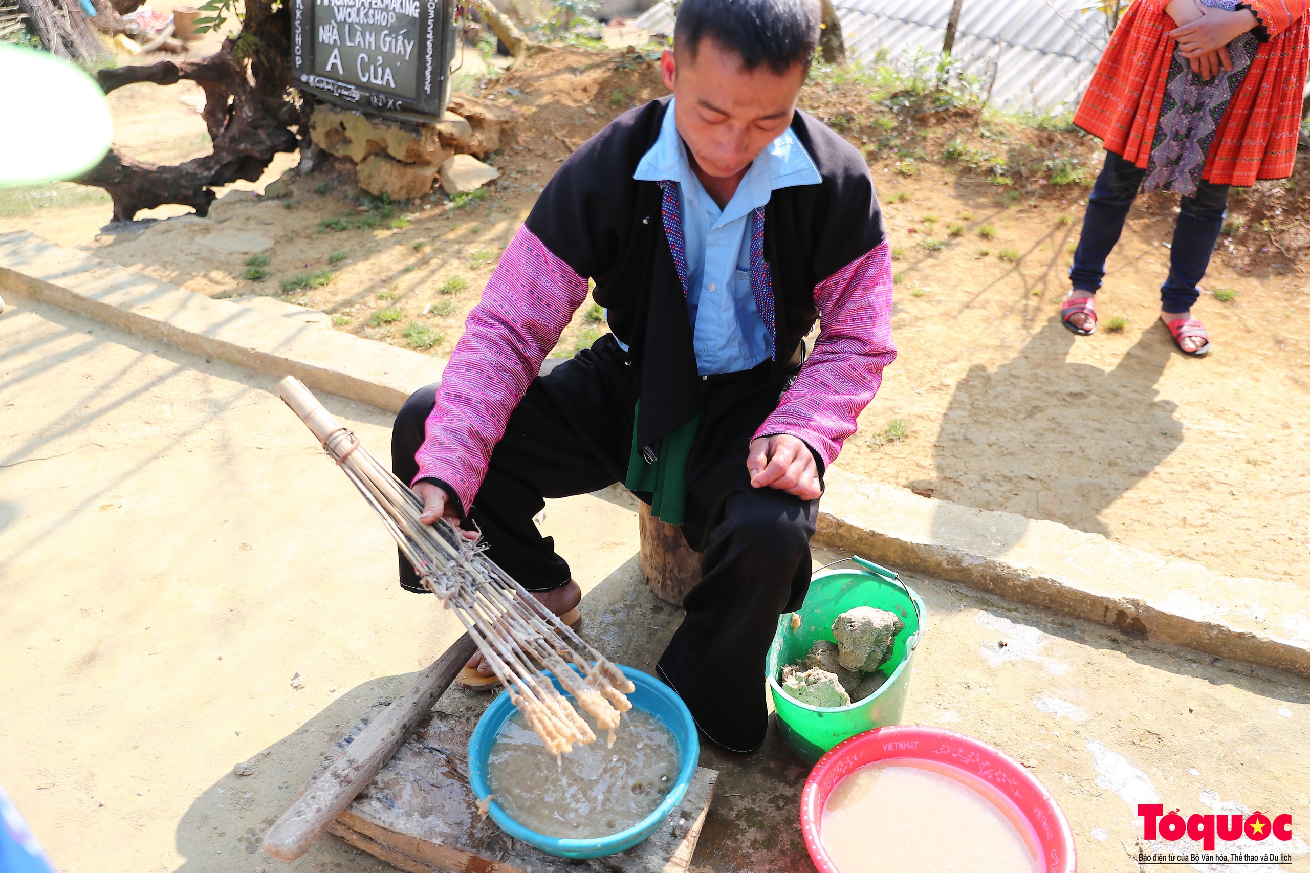 Tranh giấy độc đáo của người H'Mông ở Sơn La hút du khách - Ảnh 8. Tranh giấy độc đáo của người H'Mông ở Sơn La hút du khách - Ảnh 8.