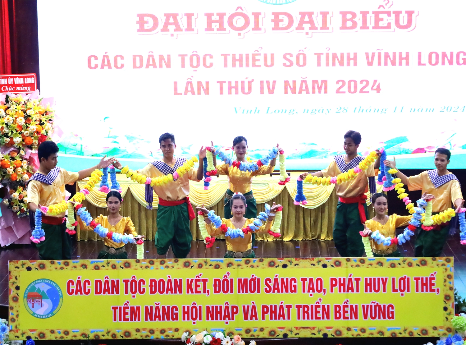 Tiết mục văn nghệ do các em Trường Dân tộc nội trú biểu diễn chào mừng Đại hội Tiết mục văn nghệ do các em Trường Dân tộc nội trú biểu diễn chào mừng Đại hội