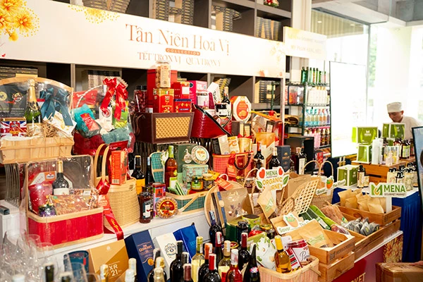 Các dòng sản phẩm giỏ quà tặng Tết Ất Tỵ 2025 của Mena Gourmet Market với thiết kế thẩm mỹ cao, gia công sắc sảo. Các dòng sản phẩm giỏ quà tặng Tết Ất Tỵ 2025 của Mena Gourmet Market với thiết kế thẩm mỹ cao, gia công sắc sảo.