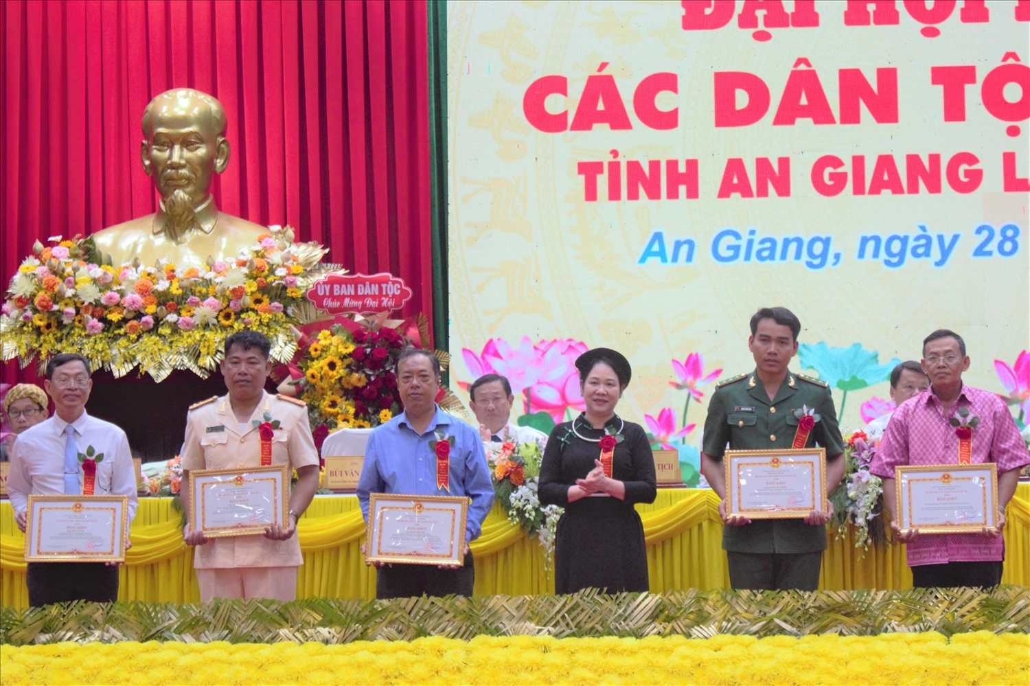 Thứ trưởng, Phó Chủ nhiệm Ủy ban dân tộc Nông Thị Hà trao Bằng khen cho tập thể, cá nhân có thành tích xuất sắc trong thực hiện công tác dân tộc và chính sách dân tộc của Đảng, Nhà nước Thứ trưởng, Phó Chủ nhiệm Ủy ban dân tộc Nông Thị Hà trao Bằng khen cho tập thể, cá nhân có thành tích xuất sắc trong thực hiện công tác dân tộc và chính sách dân tộc của Đảng, Nhà nước
