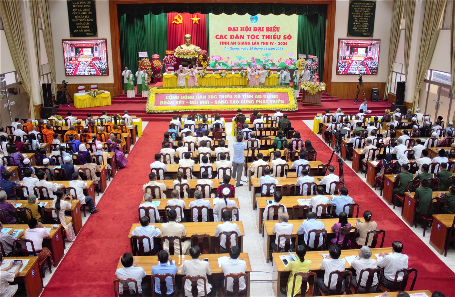 Quang cảnh Đại hội Đại biểu các DTTS tỉnh An Giang lần thứ IV, năm 2024 Quang cảnh Đại hội Đại biểu các DTTS tỉnh An Giang lần thứ IV, năm 2024