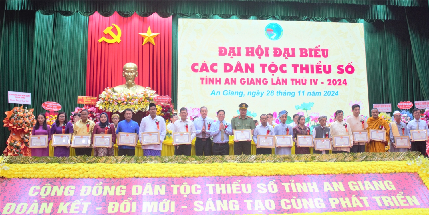 Lãnh đạo tỉnh An Giang tặng Bằng khen cho tập thể và cá nhân có thành tích trong thực hiện chính sách dân tộc Lãnh đạo tỉnh An Giang tặng Bằng khen cho tập thể và cá nhân có thành tích trong thực hiện chính sách dân tộc