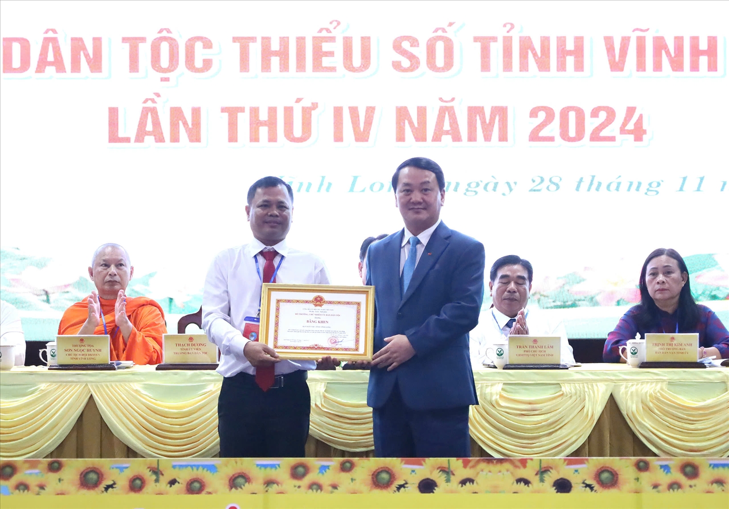 Bộ trưởng, Chủ nhiệm Ủy ban Dân tộc Hầu A Lềnh trao Bằng khen đến đại diện tập thể Ban Dân tộc tỉnh Vĩnh Long Bộ trưởng, Chủ nhiệm Ủy ban Dân tộc Hầu A Lềnh trao Bằng khen đến đại diện tập thể Ban Dân tộc tỉnh Vĩnh Long