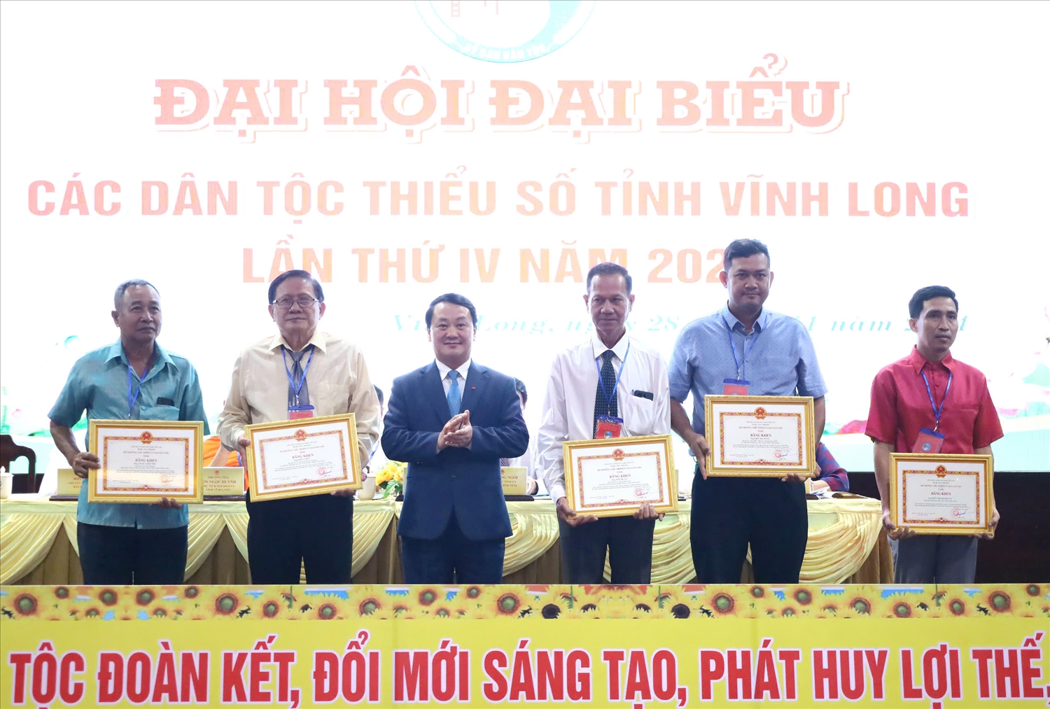 Bộ trưởng, Chủ nhiệm Ủy ban Dân tộc Hầu A Lềnh trao Bằng khen đến các cá nhân Bộ trưởng, Chủ nhiệm Ủy ban Dân tộc Hầu A Lềnh trao Bằng khen đến các cá nhân