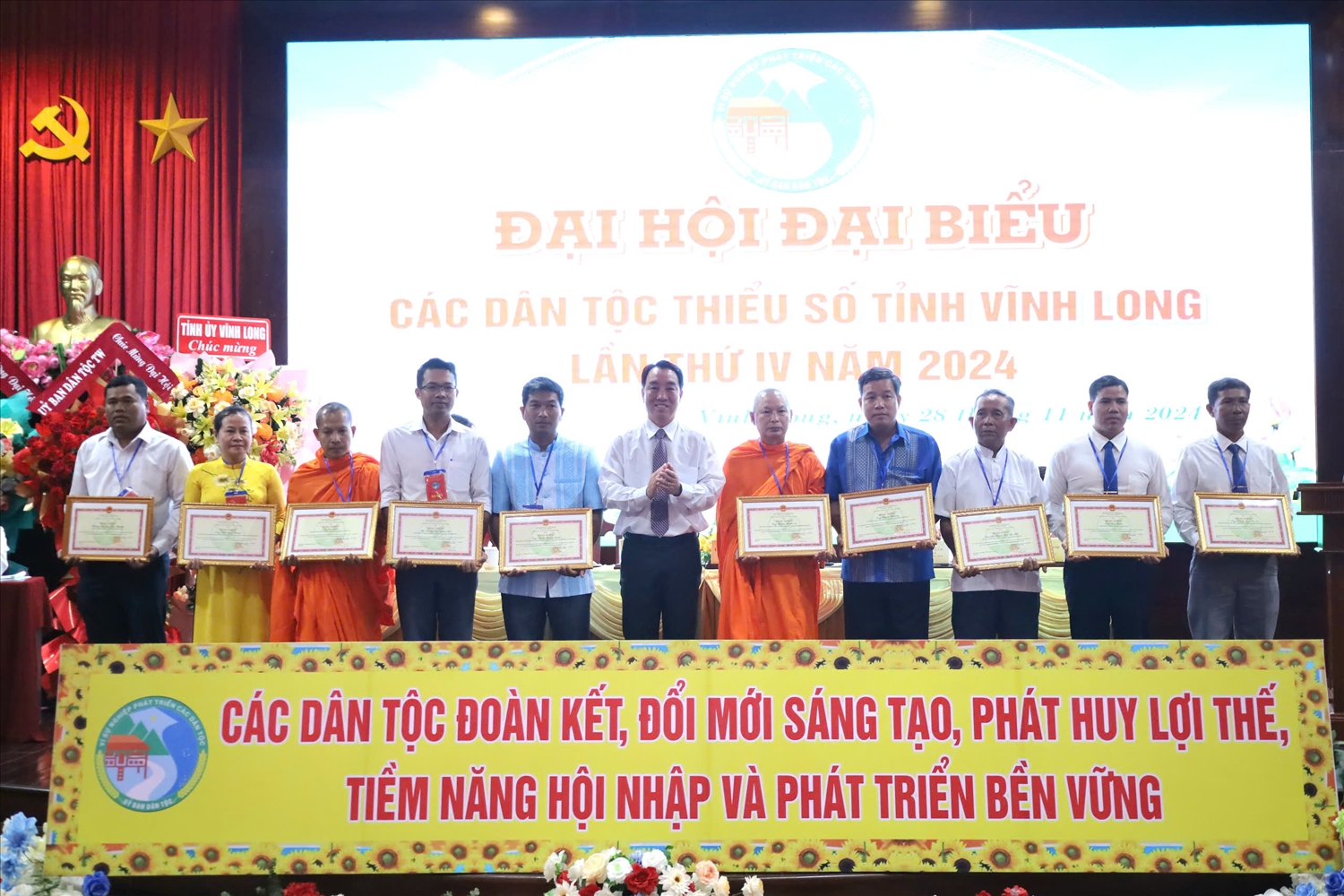 Ông Lữ Quang Ngời, Phó Bí thư Tỉnh ủy, Chủ tịch UBND tỉnh Vĩnh Long, Trưởng ban Chỉ đạo Đại hội trao Bằng khen đến các cá nhân Ông Lữ Quang Ngời, Phó Bí thư Tỉnh ủy, Chủ tịch UBND tỉnh Vĩnh Long, Trưởng ban Chỉ đạo Đại hội trao Bằng khen đến các cá nhân
