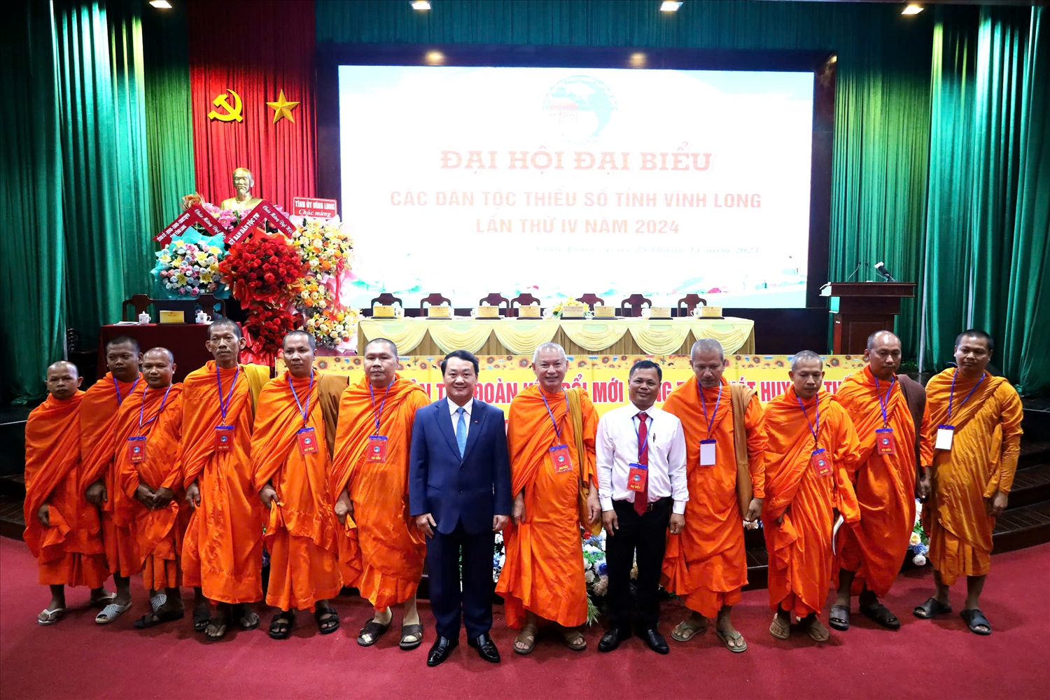 Bộ trưởng, Chủ nhiệm Ủy ban Dân tộc Hầu A Lềnh cùng các đại biểu chức sắc tôn giáo Nam tông Khmer tham dự Đại hội đại biểu các DTTS tỉnh Vĩnh Long lần thứ IV, năm 2024 Bộ trưởng, Chủ nhiệm Ủy ban Dân tộc Hầu A Lềnh cùng các đại biểu chức sắc tôn giáo Nam tông Khmer tham dự Đại hội đại biểu các DTTS tỉnh Vĩnh Long lần thứ IV, năm 2024