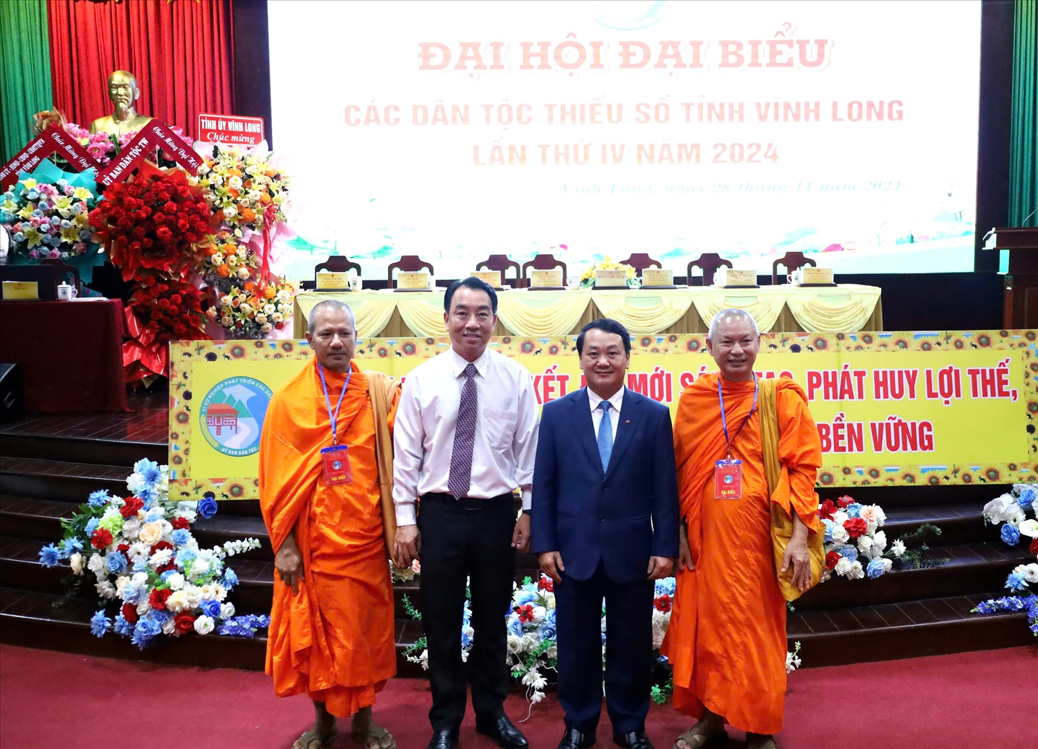 Bộ trưởng, Chủ nhiệm UBDT và Chủ tịch UBND tỉnh Vĩnh Long chụp ảnh lưu niệm cùng Chủ tịch Hội đoàn kết sư sãi yêu nước tỉnh ( Sư bìa bên phải) Bộ trưởng, Chủ nhiệm UBDT và Chủ tịch UBND tỉnh Vĩnh Long chụp ảnh lưu niệm cùng Chủ tịch Hội đoàn kết sư sãi yêu nước tỉnh ( Sư bìa bên phải)
