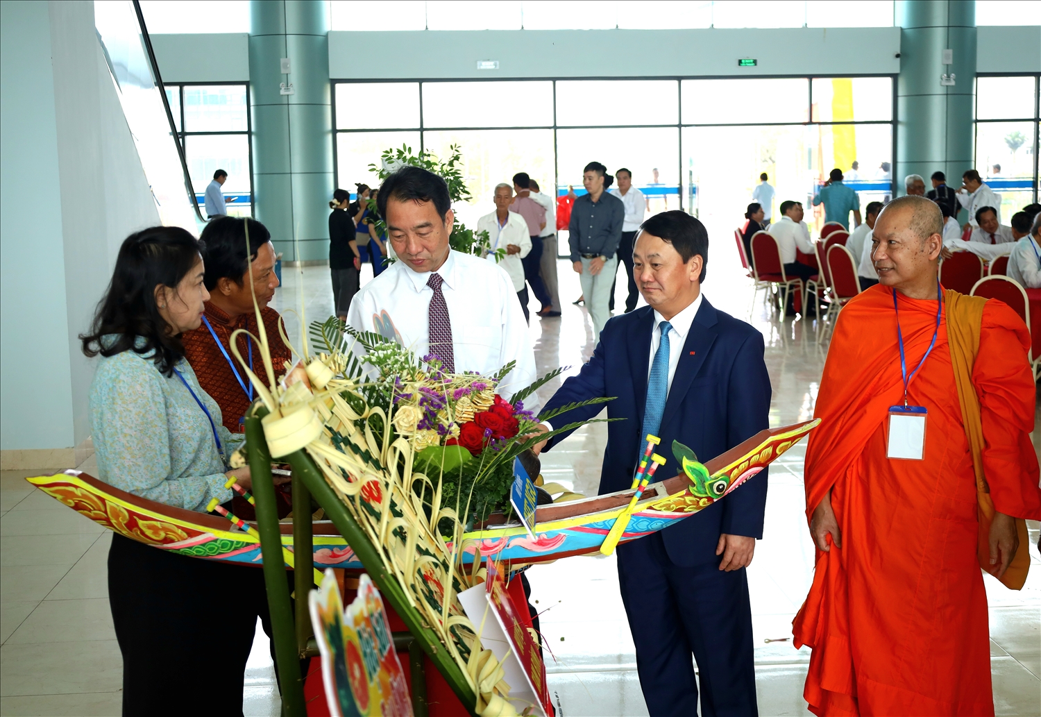 Bộ trưởng, Chủ nhiệm Ủy ban Dân tộc Hầu A Lềnh cùng các đại biểu tham quan mô hình ghe ngo của đơn vị huyện Tam Bình Bộ trưởng, Chủ nhiệm Ủy ban Dân tộc Hầu A Lềnh cùng các đại biểu tham quan mô hình ghe ngo của đơn vị huyện Tam Bình