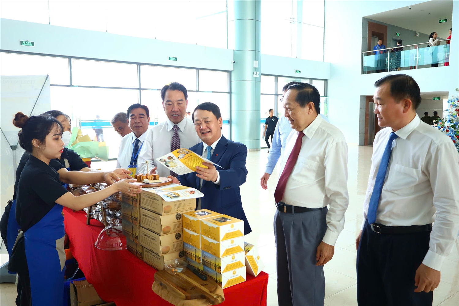 Bộ trưởng, Chủ nhiệm Ủy ban Dân tộc Hầu A Lềnh cùng các đại biểu tham quan gian hàng trái cây đã được chế biến nhằm nâng cao chuỗi giá trị cho sản phẩm Bộ trưởng, Chủ nhiệm Ủy ban Dân tộc Hầu A Lềnh cùng các đại biểu tham quan gian hàng trái cây đã được chế biến nhằm nâng cao chuỗi giá trị cho sản phẩm