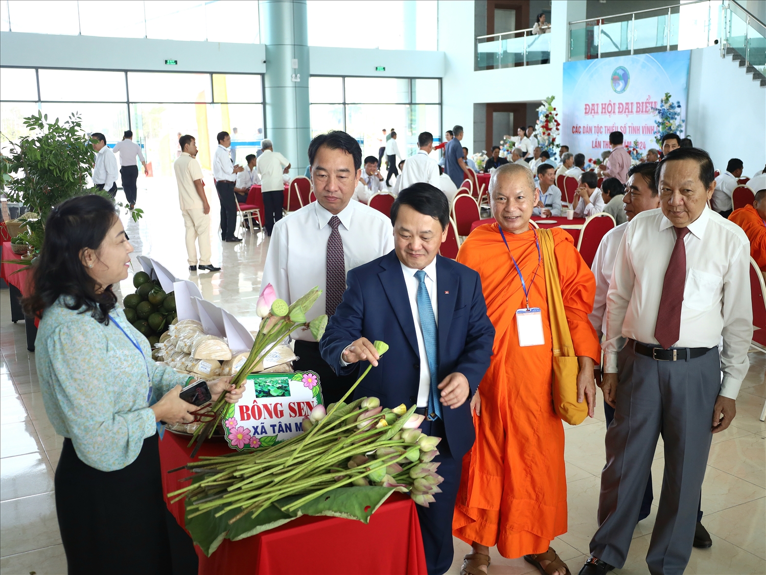 Bộ trưởng, Chủ nhiệm Ủy ban Dân tộc Hầu A Lềnh cùng các đại biểu tham quan sản phẩm từ sen, một loại cây đã giúp nhiều hộ gia đình đồng bào DTTS thoát nghèo Bộ trưởng, Chủ nhiệm Ủy ban Dân tộc Hầu A Lềnh cùng các đại biểu tham quan sản phẩm từ sen, một loại cây đã giúp nhiều hộ gia đình đồng bào DTTS thoát nghèo