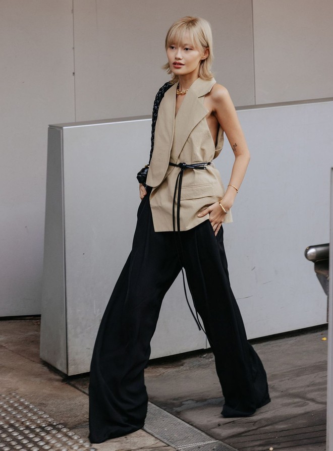 'Nữ tổng tài' mặc suit vest và quần ống rộng tới công sở, dạo phố- Ảnh 2. 'Nữ tổng tài' mặc suit vest và quần ống rộng tới công sở, dạo phố- Ảnh 2.