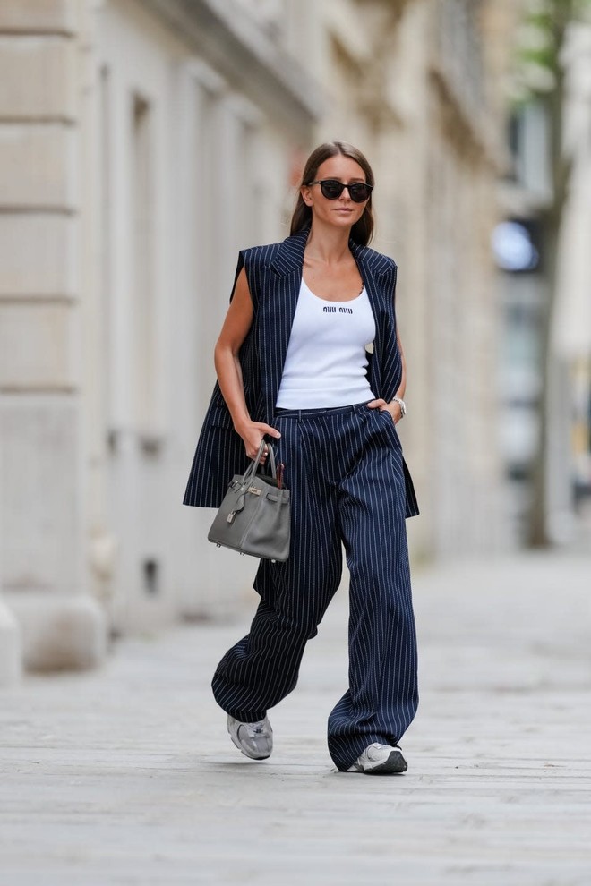 'Nữ tổng tài' mặc suit vest và quần ống rộng tới công sở, dạo phố- Ảnh 3. 'Nữ tổng tài' mặc suit vest và quần ống rộng tới công sở, dạo phố- Ảnh 3.