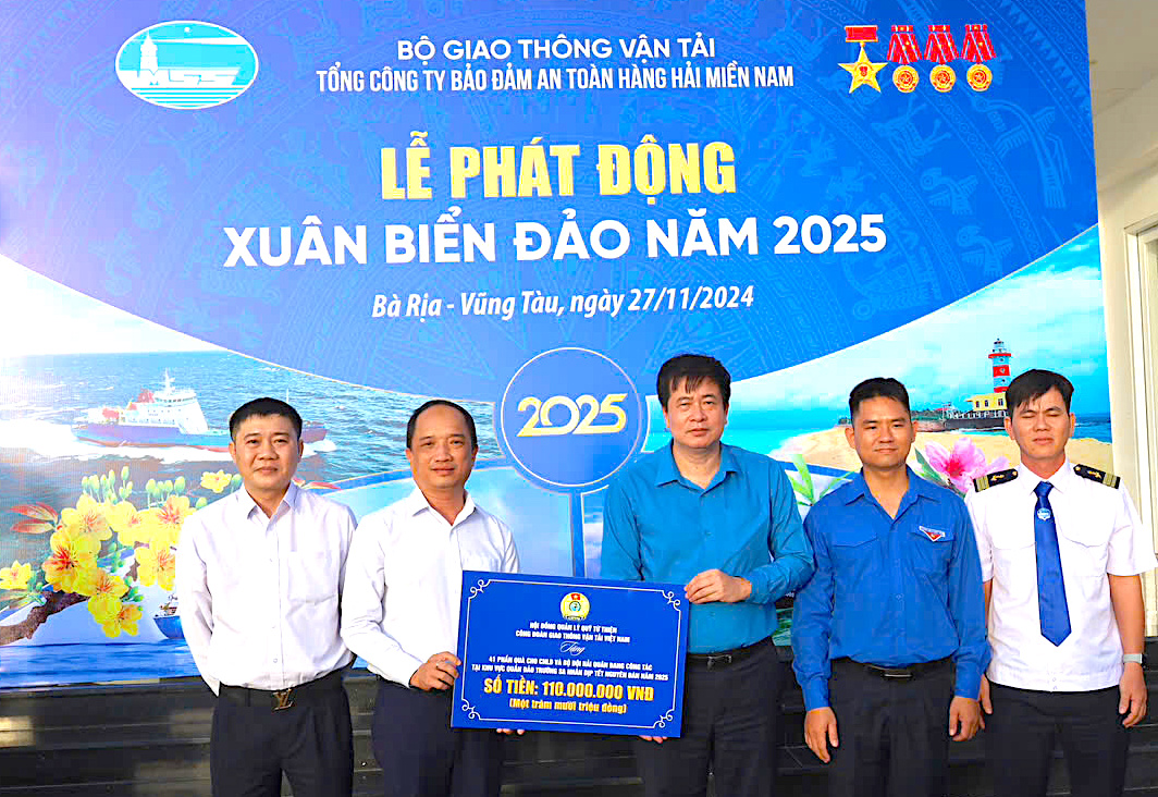 Công đoàn GTVT trao quà Tết sớm đến người lao động hàng hải- Ảnh 2. Công đoàn GTVT trao quà Tết sớm đến người lao động hàng hải- Ảnh 2.