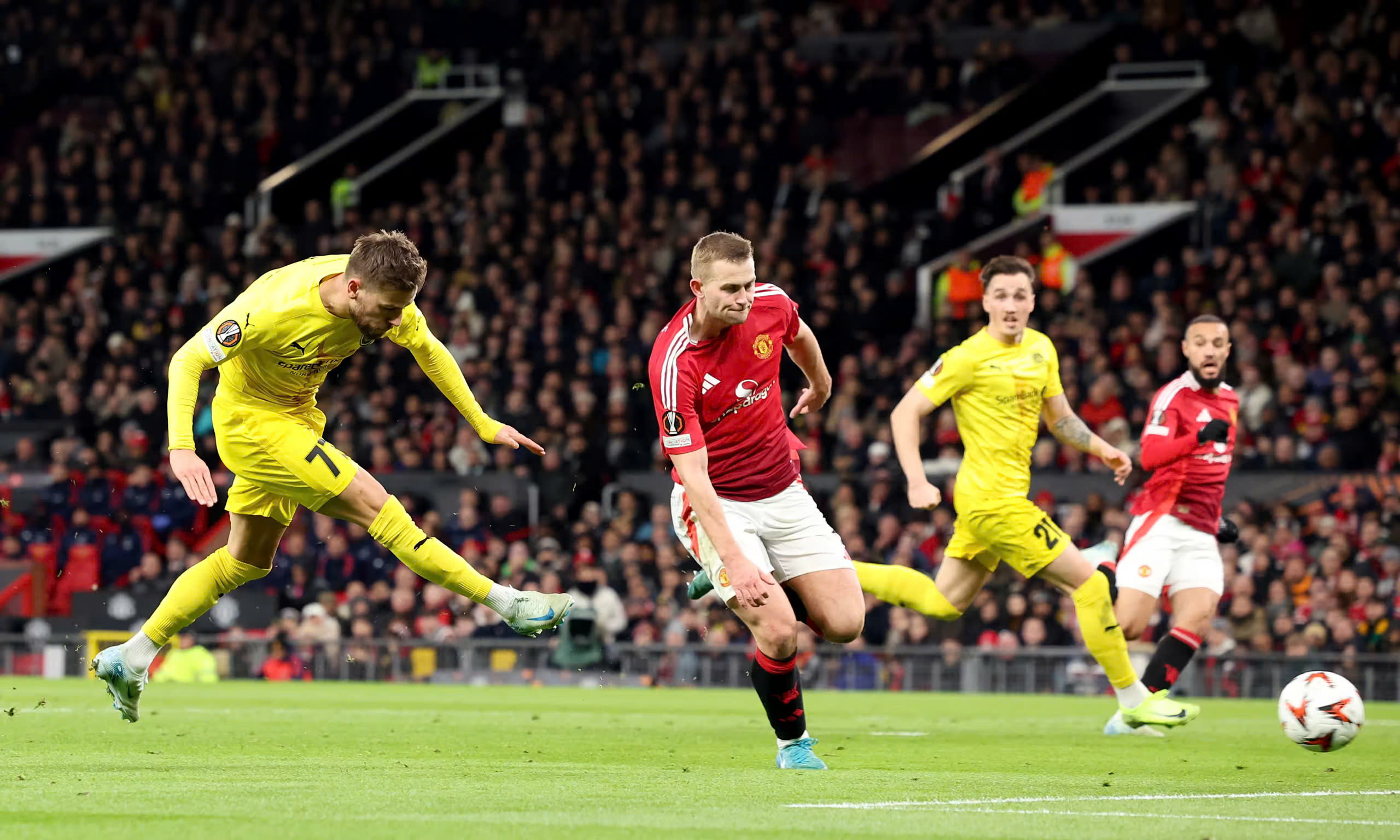 M.U thắng thót tim Bodo/Glimt, HLV Ruben Amorim thở phào trận ra mắt sân Old Trafford- Ảnh 3. M.U thắng thót tim Bodo/Glimt, HLV Ruben Amorim thở phào trận ra mắt sân Old Trafford- Ảnh 3.