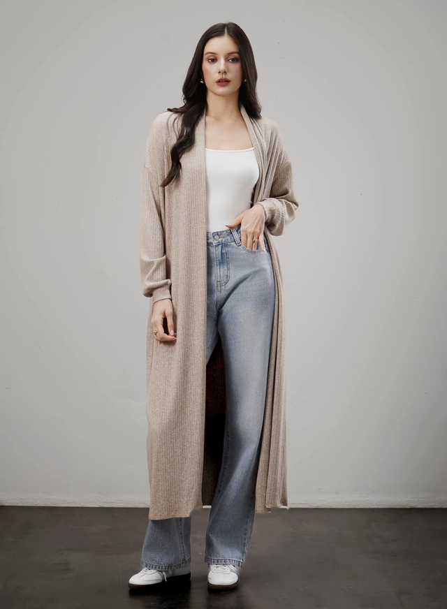 Diện cặp đôi quần jeans xanh và áo khoác cho ngày lạnh- Ảnh 6. Diện cặp đôi quần jeans xanh và áo khoác cho ngày lạnh- Ảnh 6.