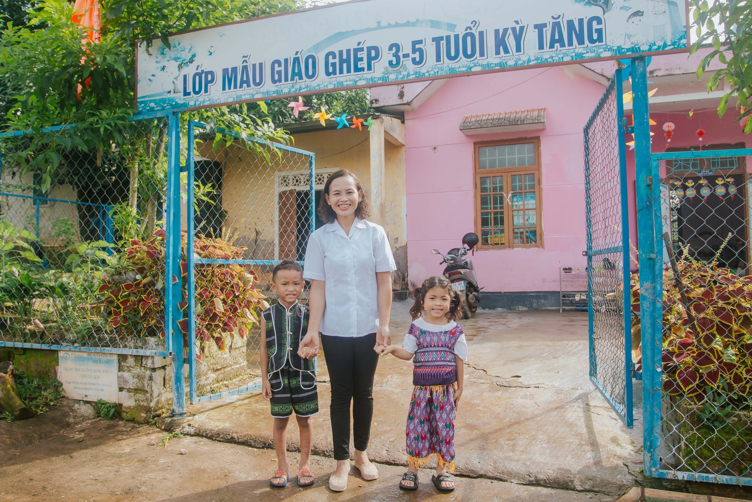 Nhà giáo ưu tú hàng chục năm may áo quần miễn phí tặng học sinh vùng cao- Ảnh 2. Nhà giáo ưu tú hàng chục năm may áo quần miễn phí tặng học sinh vùng cao- Ảnh 2.