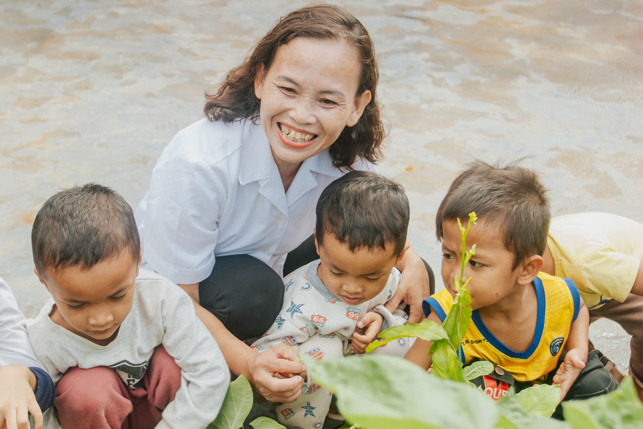 Nhà giáo ưu tú hàng chục năm may áo quần miễn phí tặng học sinh vùng cao- Ảnh 3. Nhà giáo ưu tú hàng chục năm may áo quần miễn phí tặng học sinh vùng cao- Ảnh 3.