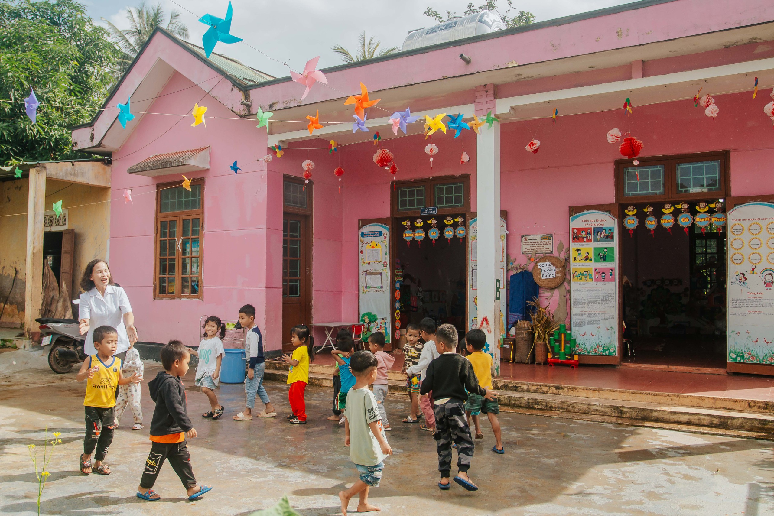 Nhà giáo ưu tú hàng chục năm may áo quần miễn phí tặng học sinh vùng cao- Ảnh 4. Nhà giáo ưu tú hàng chục năm may áo quần miễn phí tặng học sinh vùng cao- Ảnh 4.