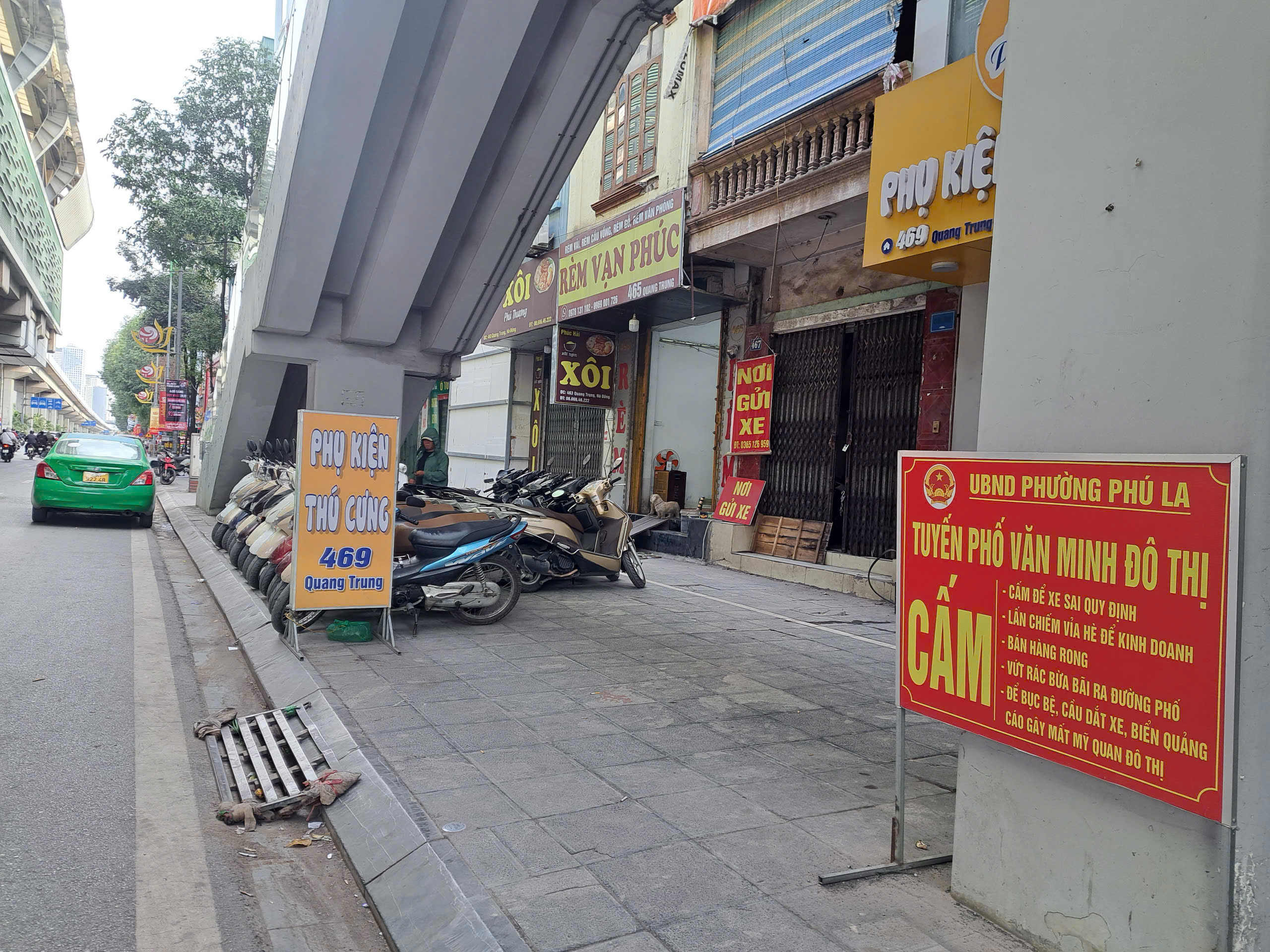 Hà Nội: Bãi xe tự phát bủa vây ga metro- Ảnh 2. Hà Nội: Bãi xe tự phát bủa vây ga metro- Ảnh 2.