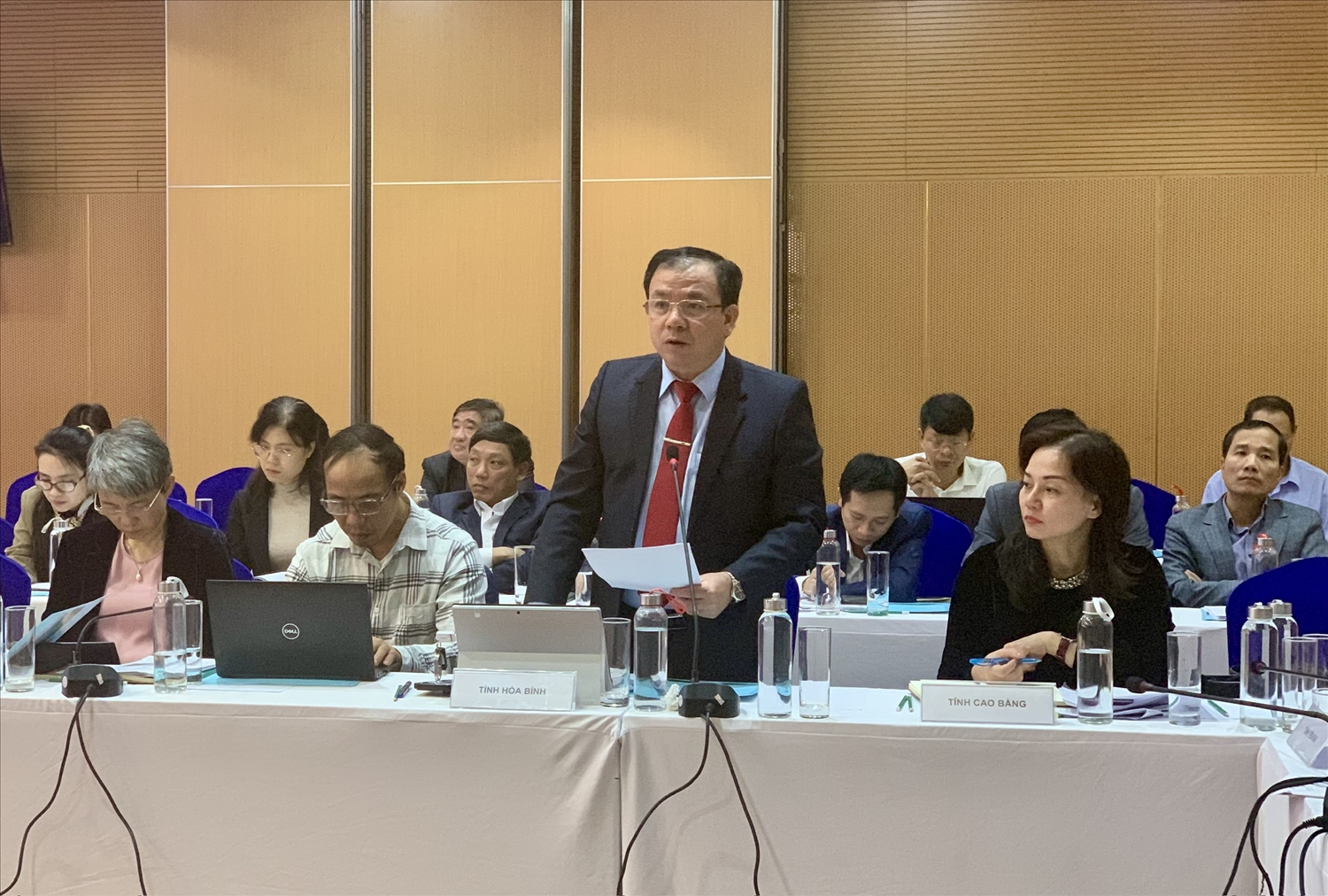 Ông Hà Văn Di, Tỉnh ủy viên, Trưởng Ban Dân tộc tỉnh Hòa Bình phát biểu thảo luận tại Diễn đàn Ông Hà Văn Di, Tỉnh ủy viên, Trưởng Ban Dân tộc tỉnh Hòa Bình phát biểu thảo luận tại Diễn đàn