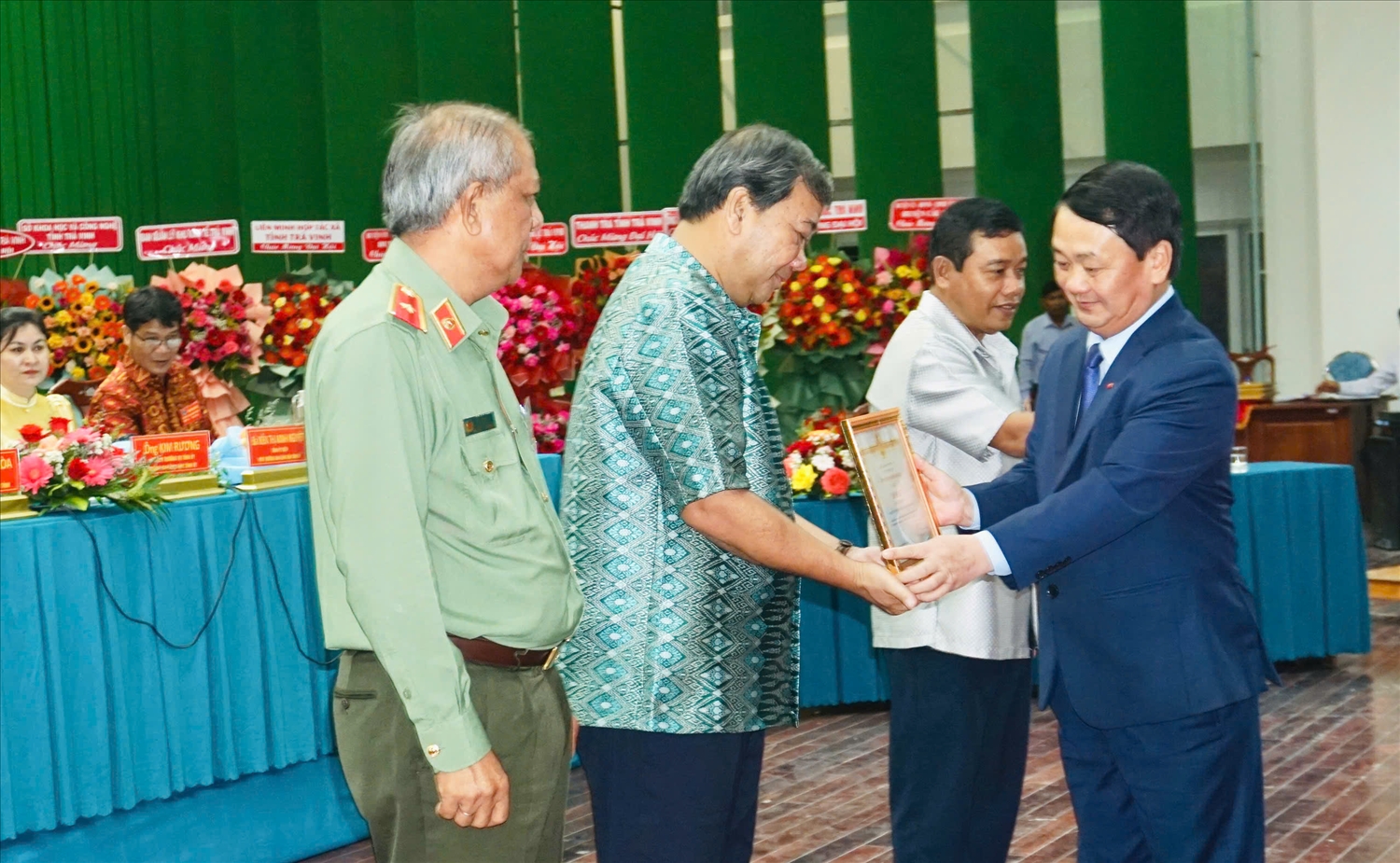 Bộ trưởng, Chủ nhiệm Hầu A Lềnh trao Bằng khen cho ông Kim Ngọc Thái, Phó Bí thư Thường trực Tỉnh ủy, Chủ tịch HĐND tỉnh Bộ trưởng, Chủ nhiệm Hầu A Lềnh trao Bằng khen cho ông Kim Ngọc Thái, Phó Bí thư Thường trực Tỉnh ủy, Chủ tịch HĐND tỉnh