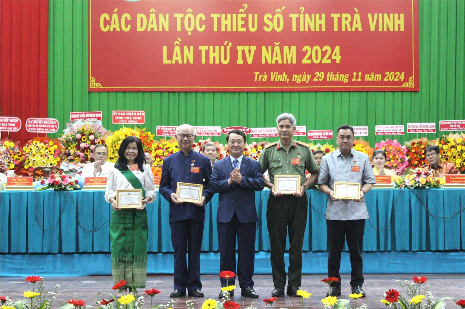 Bộ trưởng, Chủ nhiệm Hầu A Lềnh trao Kỷ niệm chương Vì sự nghiệp phát triển các dân tộc cho các cá nhân Bộ trưởng, Chủ nhiệm Hầu A Lềnh trao Kỷ niệm chương Vì sự nghiệp phát triển các dân tộc cho các cá nhân